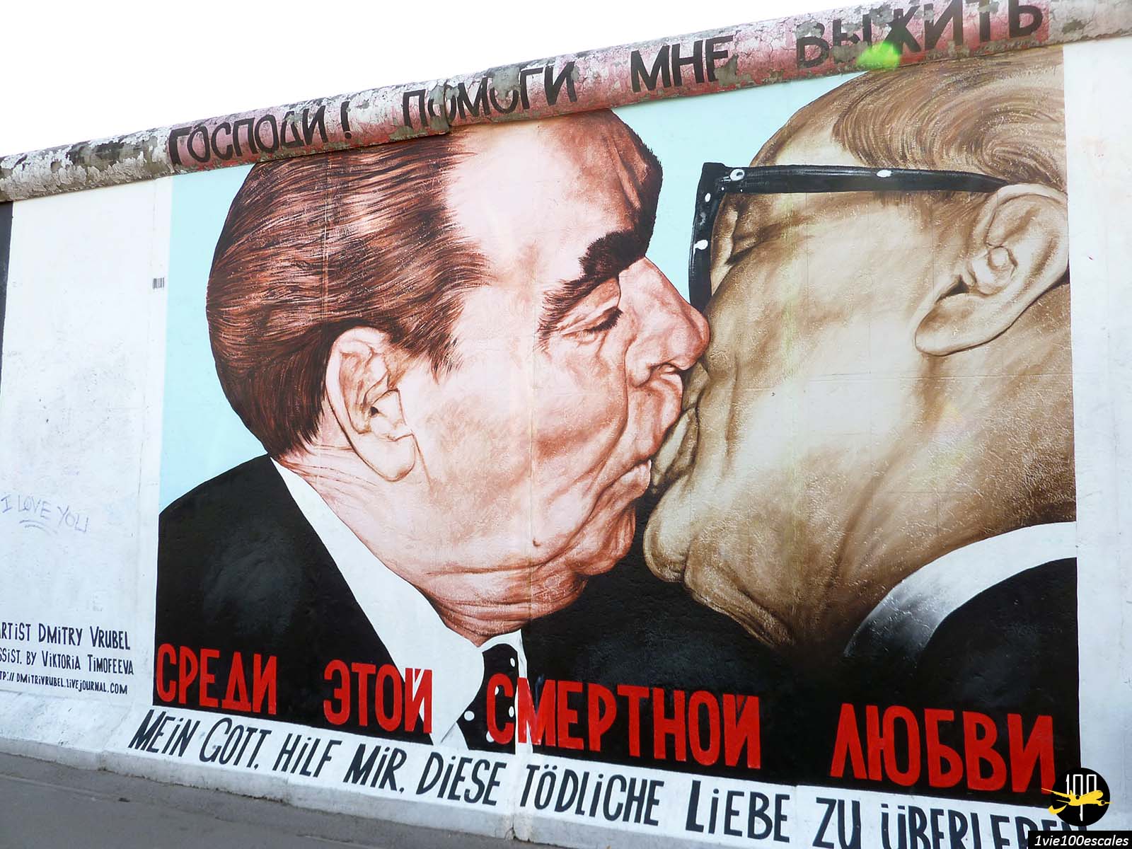 L'artiste russe Dimitri Vrubel peint son célèbre "baiser fraternel" entre Leonid Brejnev et Erich Honecker sur le Mur de Berlin