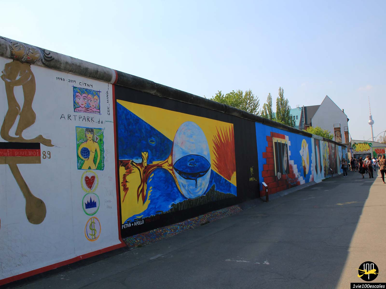 East-Side-Gallery est un tronçon du mur de Berlin parallèle à la Spree et à la Mühlenstrasse qui a été peint par de nombreux artistes internationaux en 1990 sur le thème de la Paix et de la Réconciliation