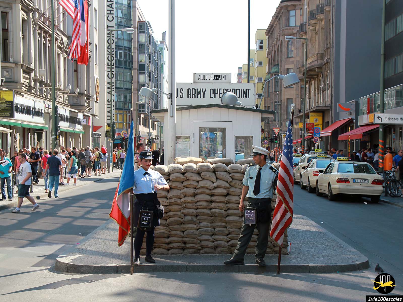 Checkpoint Charlie est le plus connu de ces points de passage. Une petite baraque en bois blanche était surmontée d’un panneau « US Army Checkpoint »