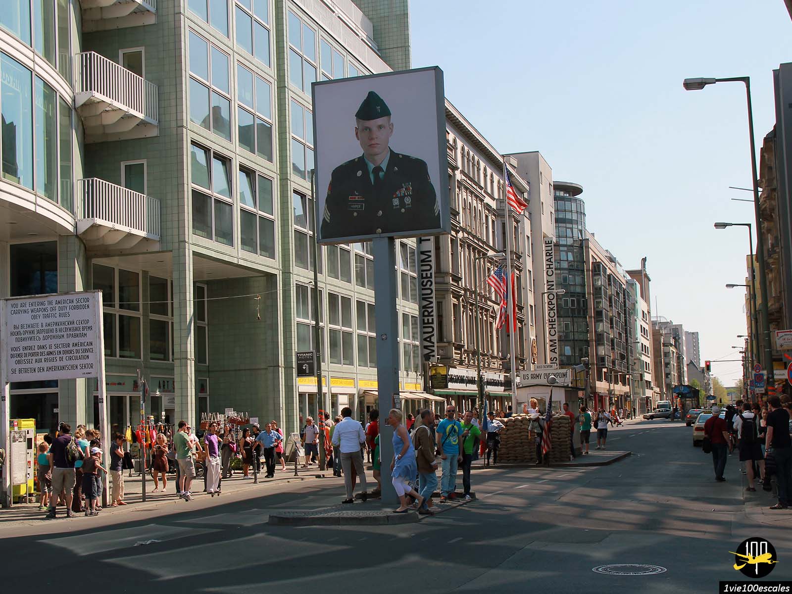 Une installation photographique à l'ancien poste frontière avec des portraits plus grands que nature d'un soldat américain (Jeff Harper)