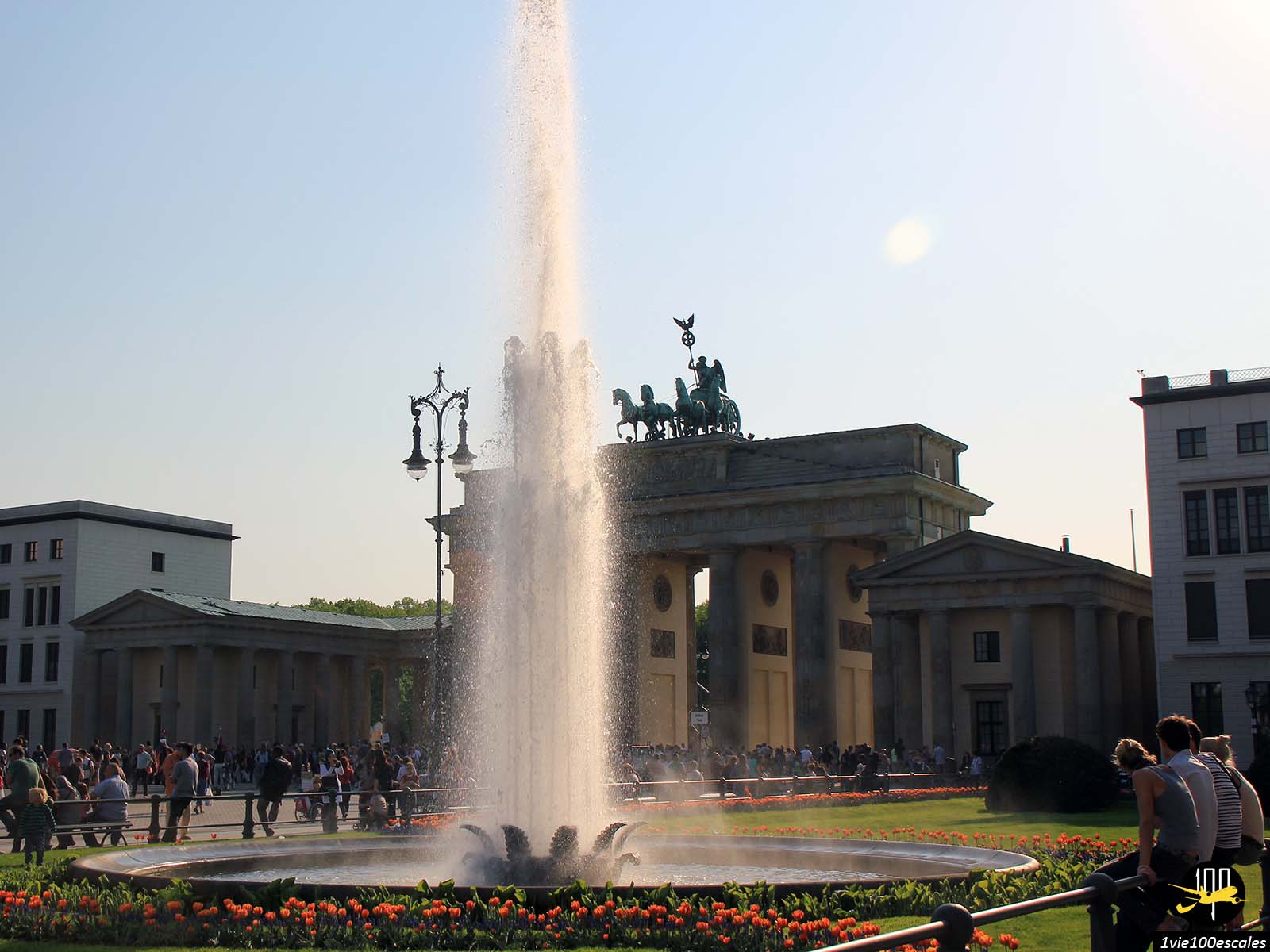 Fontaine dans le parc en face de la porte de Brandebourg à Berlin