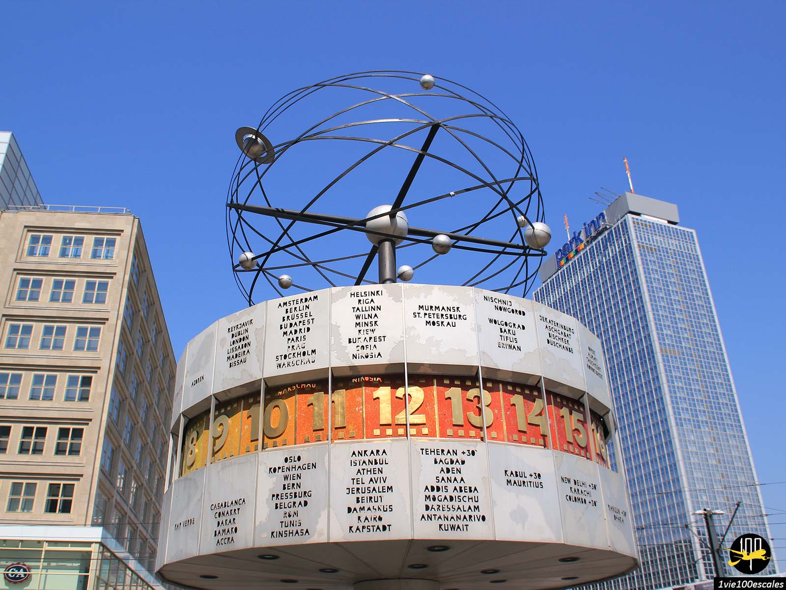 Sur la célèbre Alexanderplatz, en plein coeur de Berlin, se trouve l'horloge universelle Urania, grande structure circulaire en métal qui tourne en permanence et indique l'heure partout dans le monde