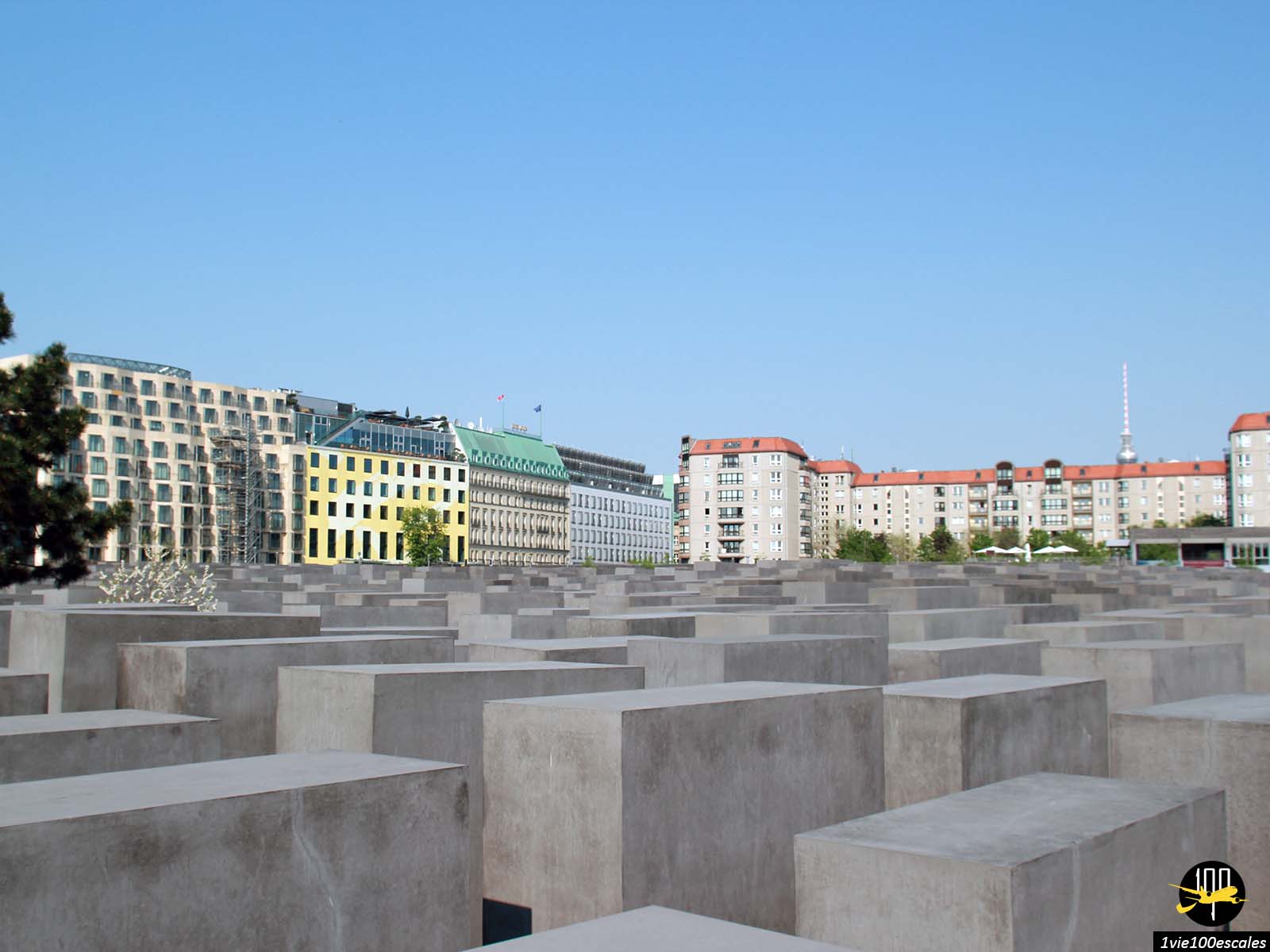 Cet ensemble monumental est dédié aux victimes juives du génocide perpétré par les Nazis durant la Seconde Guerre mondiale