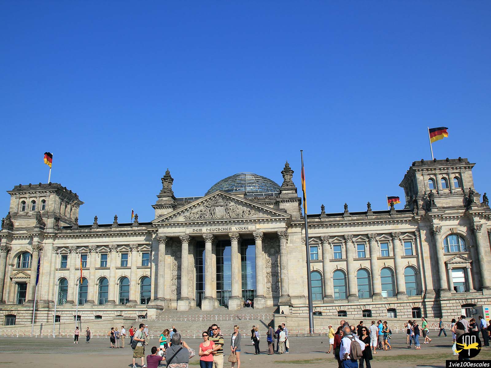 Le palais du Reichstag se trouve à Berlin en Allemagne. Sa structure, ses tours, son dôme de verre et son restaurant-terrasse lui valent bien une visite