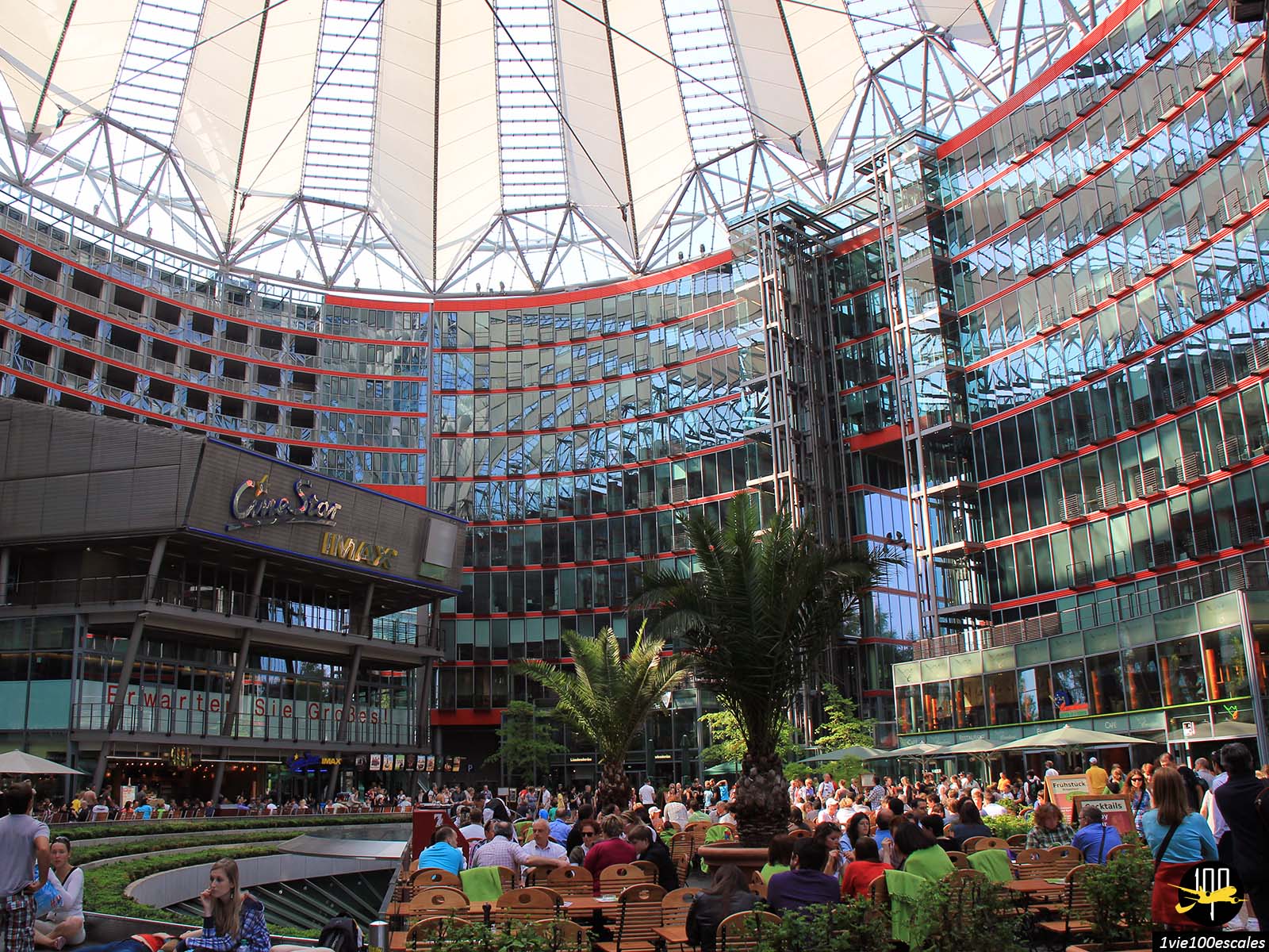 Attraction à part entière de la Potsdamer Platz, le Sony-Center, est un ensemble de bâtiments abritant un grand forum, des cafés, restaurants, boutiques et cinéma