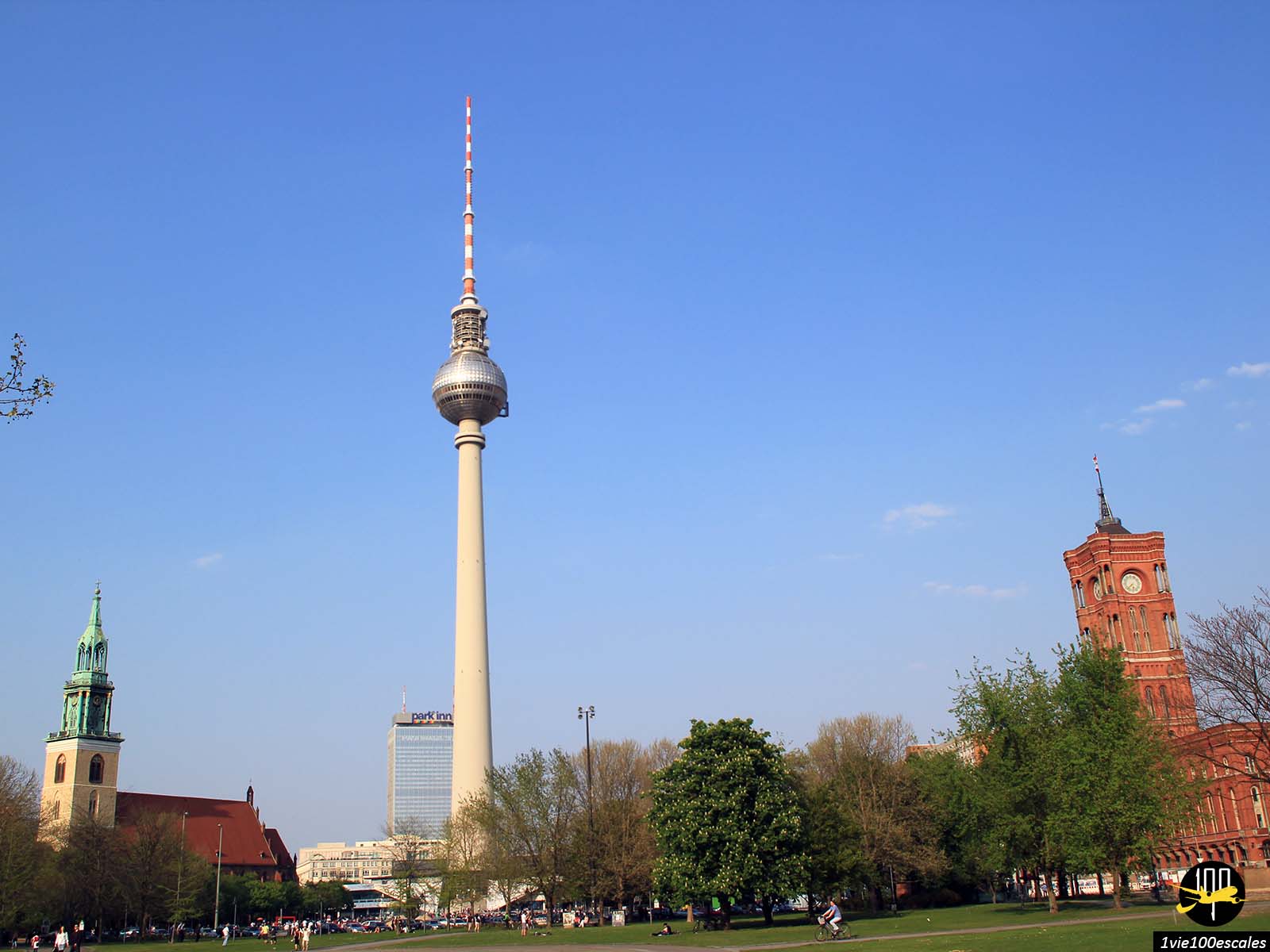 L'un des lieux de rencontre centraux de Berlin, l'Alexanderplatz regorge d'attractions, de bâtiments, de restaurants et de boutiques
