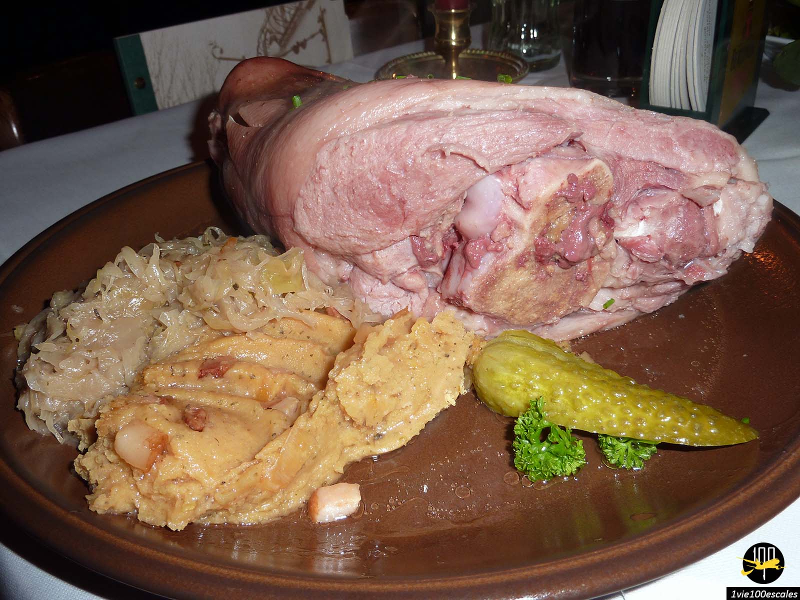 Les classiques de la viande comme le jarret d'agneau braisé, le gigot de canard Barbarie ou le jarret de porc d'un kilo sont au menu du Zur Gerichtslaube