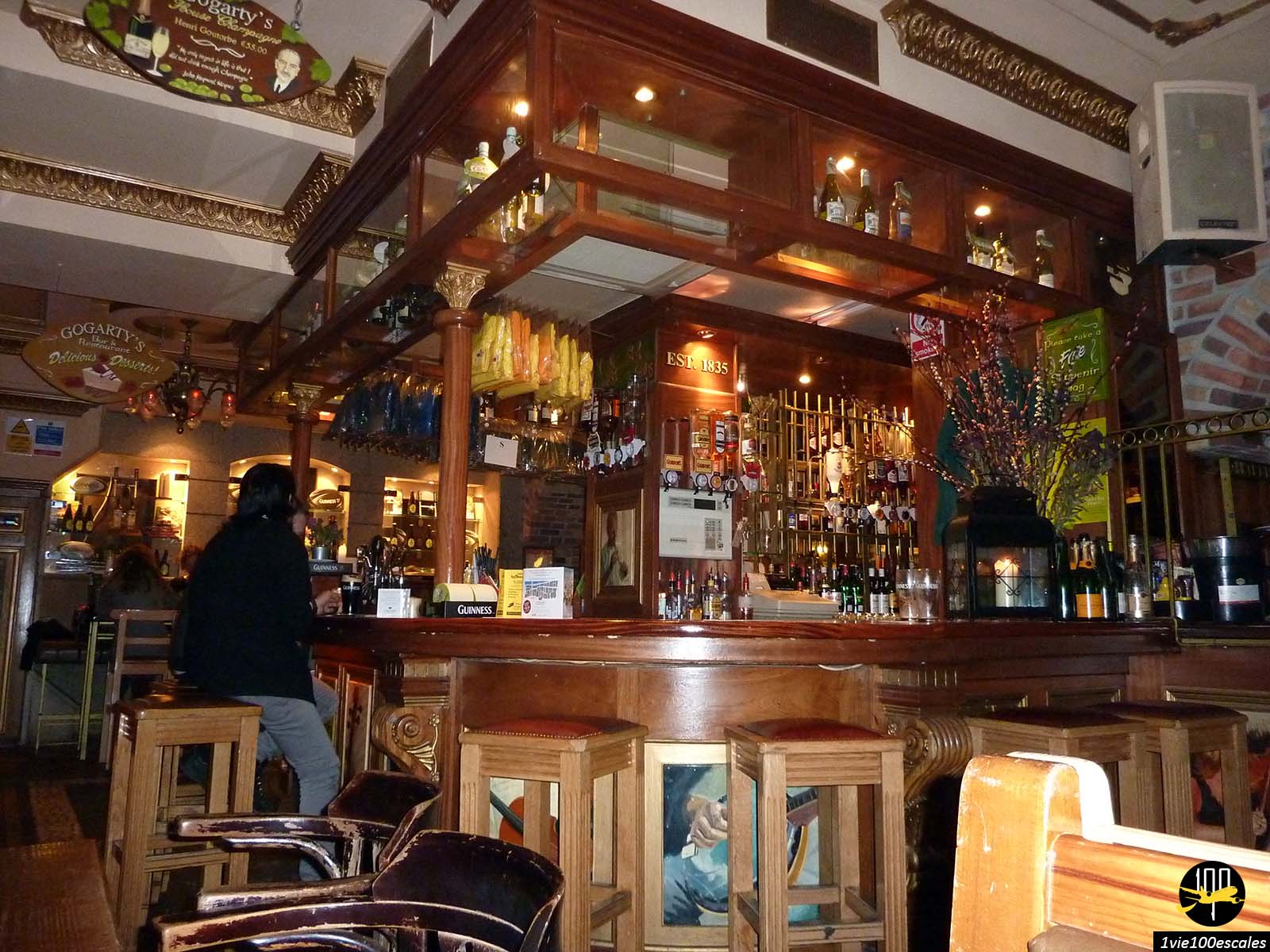 L'intérieur typique du Oliver St. John Gogarty's Pub à Temple Bar à Dublin