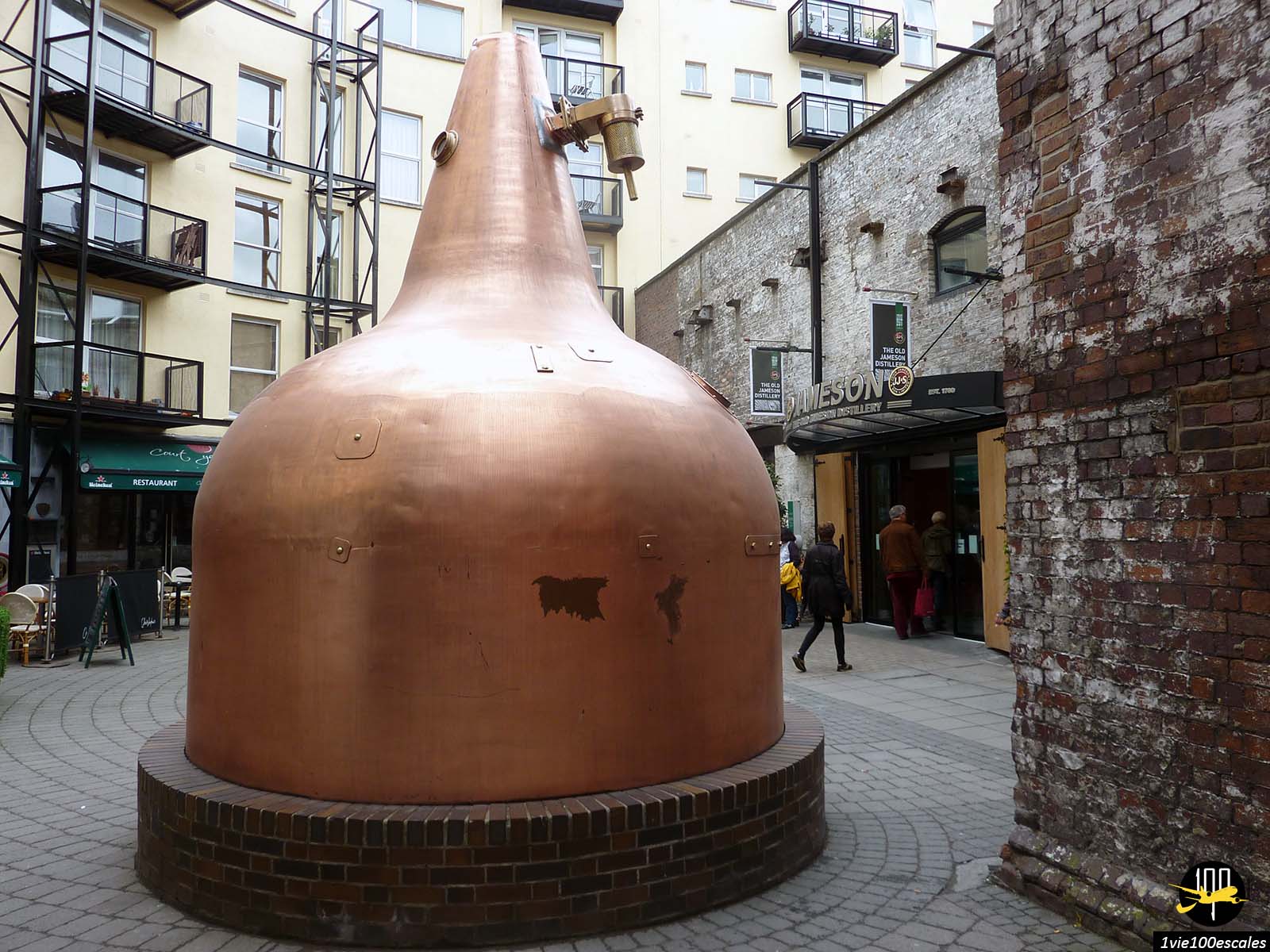 Visitez la toute première distillerie Jameson à Dublin et découvrez tous les secrets de fabrication du whiskey irlandais. Terminez par une dégustation comparative