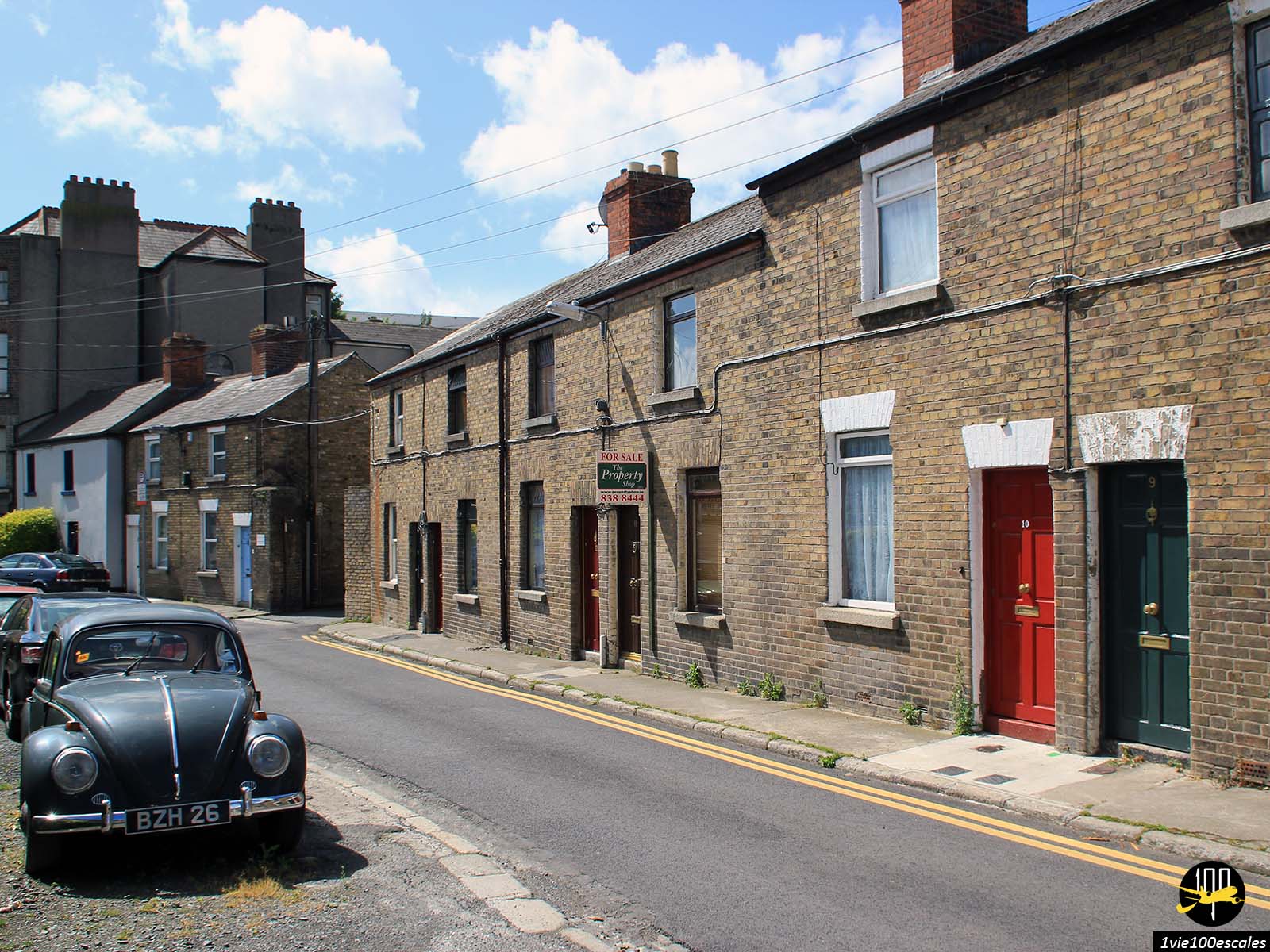 Kearn's Place une rue typique de Dublin avec ses maisons en briques et une vieille voiture