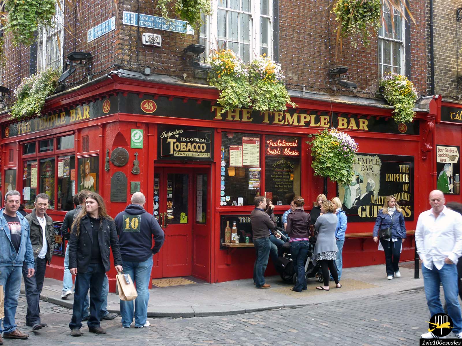 The Temple Bar est l'irish pub le plus connu du quartier Temple Bar de Dublin ! Célèbre dans le monde entier avec sa devanture rouge vif