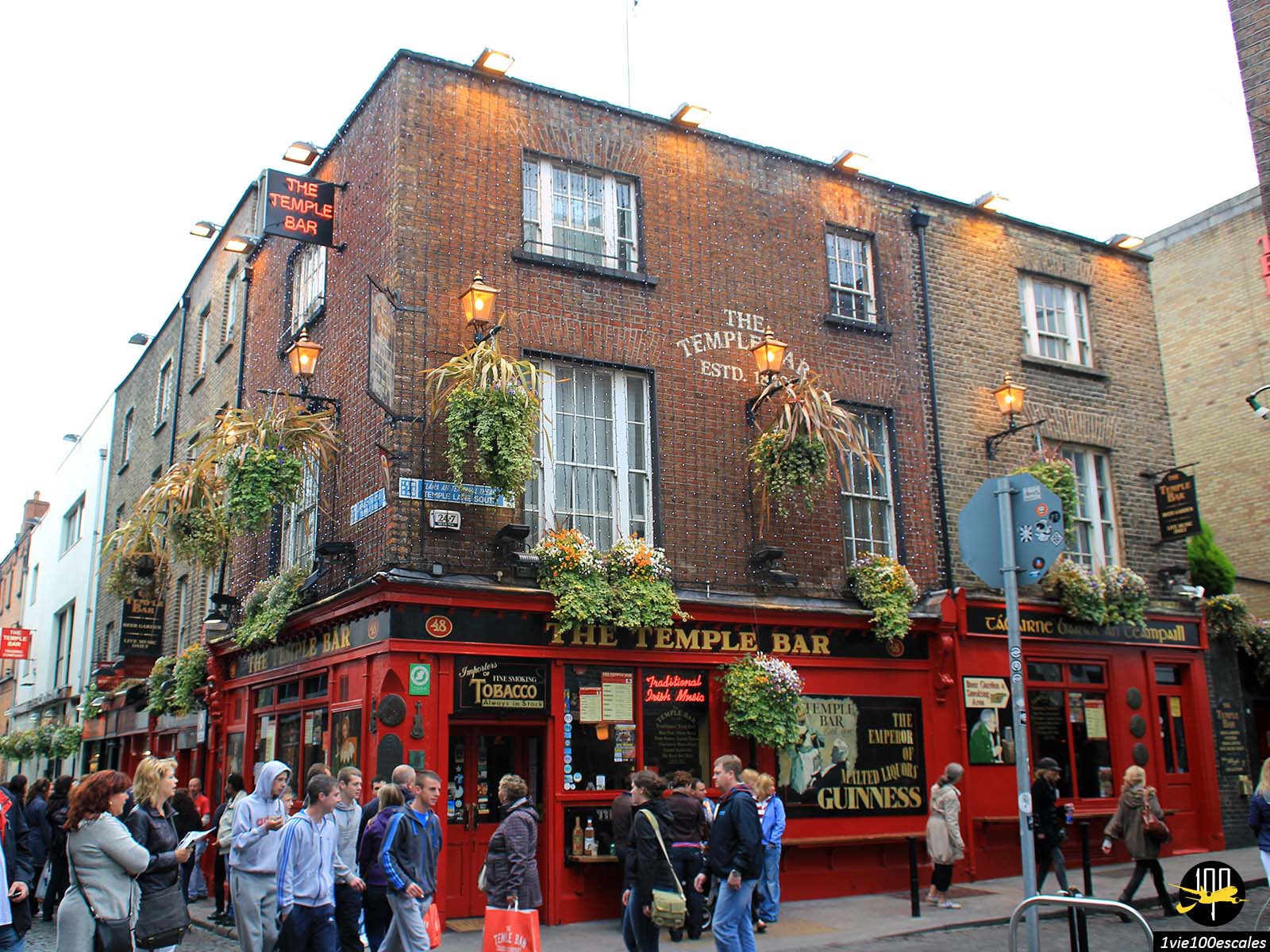 Temple Bar est le centre du monde culturel de Dublin. Les musiciens ambulants, les artistes de rue, les marchés en plein air et les expositions