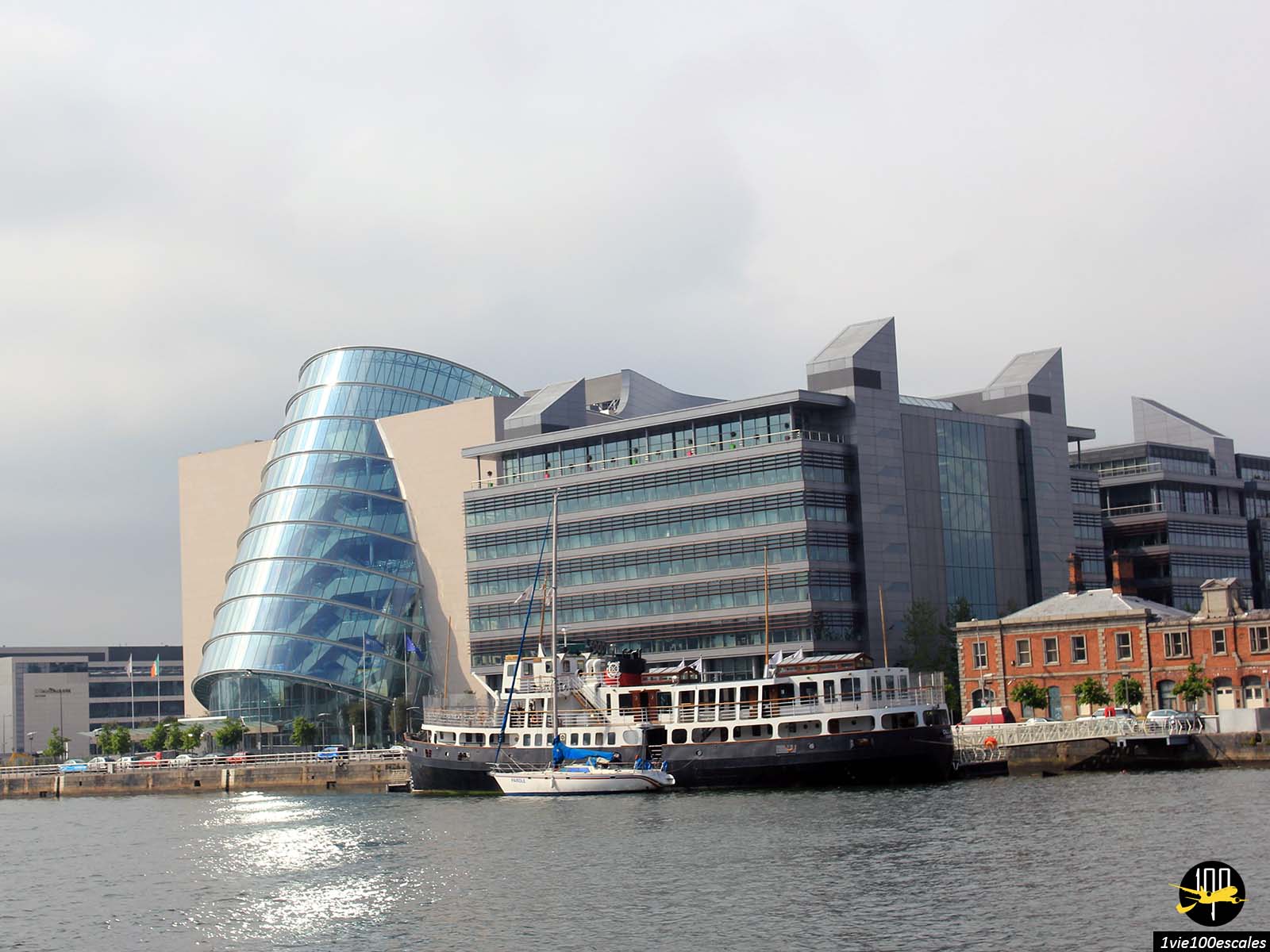 La façade originale du Convention Centre Dublin (CCD) dans les docks de Dublin