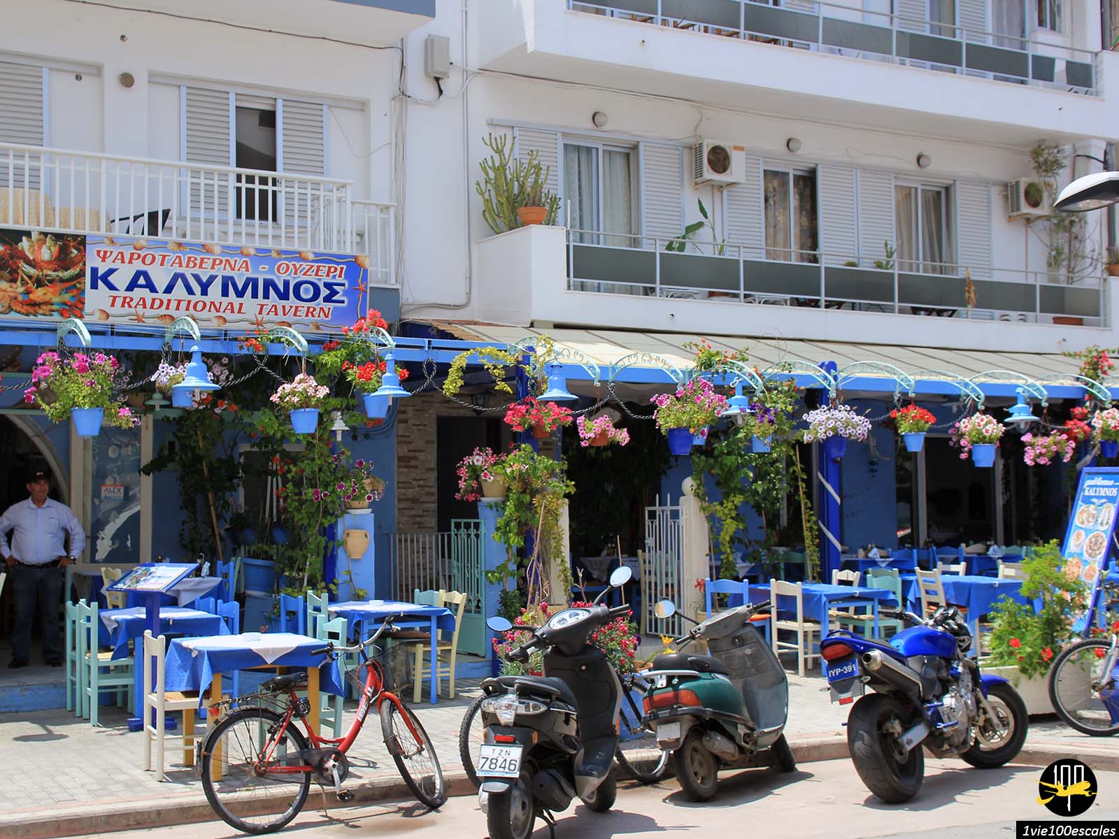 La terrasse bleu du restaurant traditionnel Kalymnos Fish de Kos en Grèce