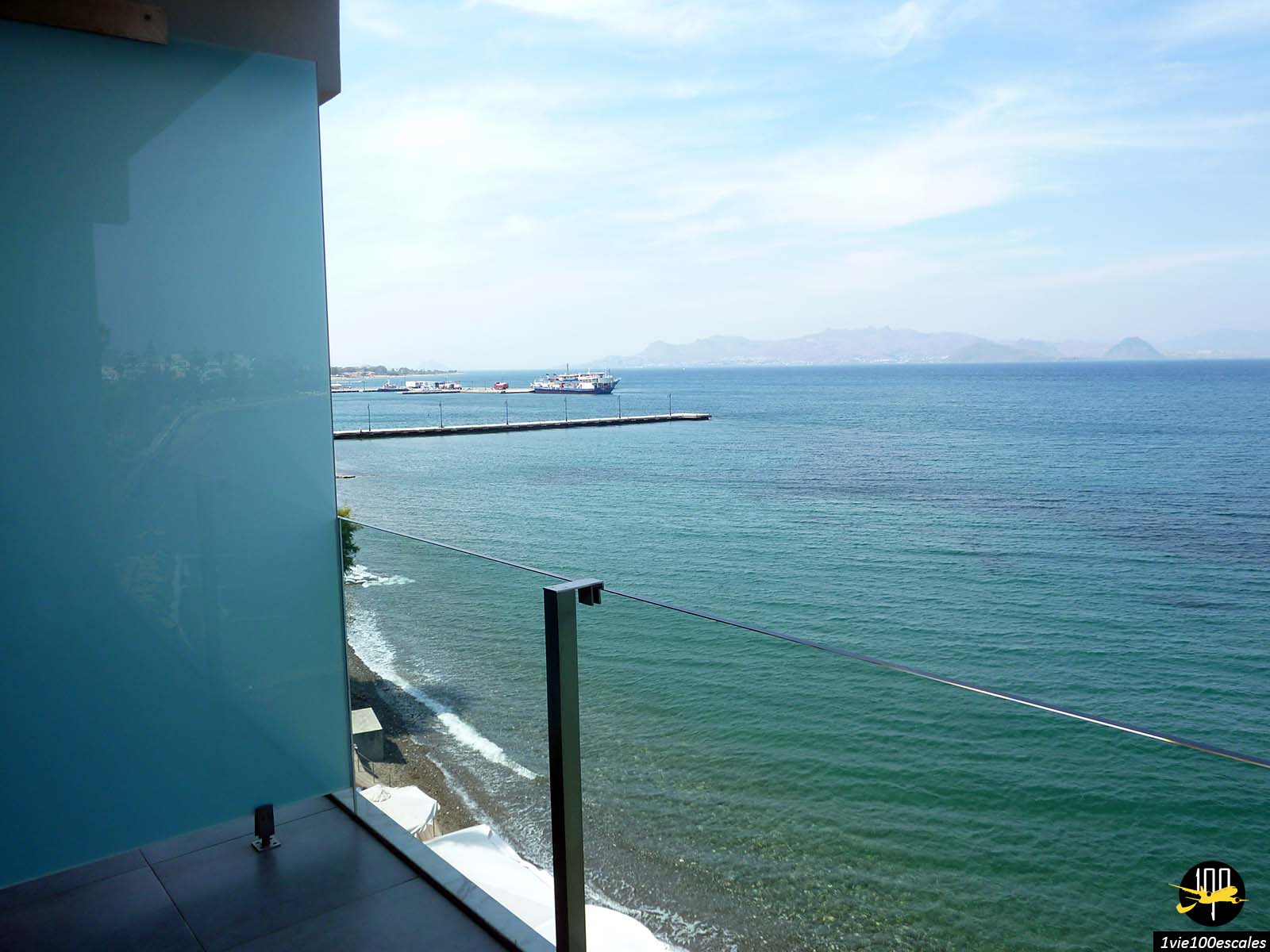 Vous pourrez contempler les nuances turquoise de la mer à travers le garde-corps en verre du balcon du Kos Aktis Art Hotel en Grèce