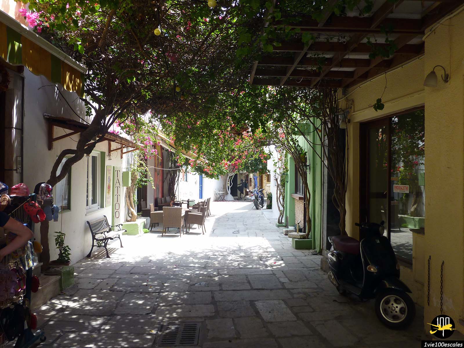 La petite ruelle Passanikolaki typique et fleurie de Kos en Grèce
