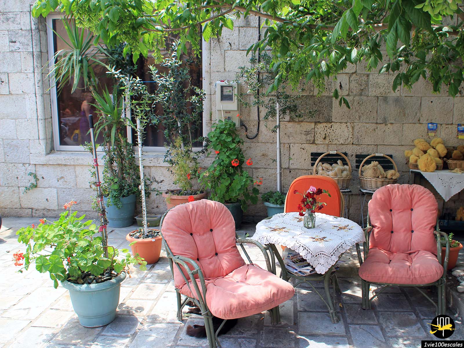 Salon extérieur dans les ruelles du centre historique de Kos en Grèce