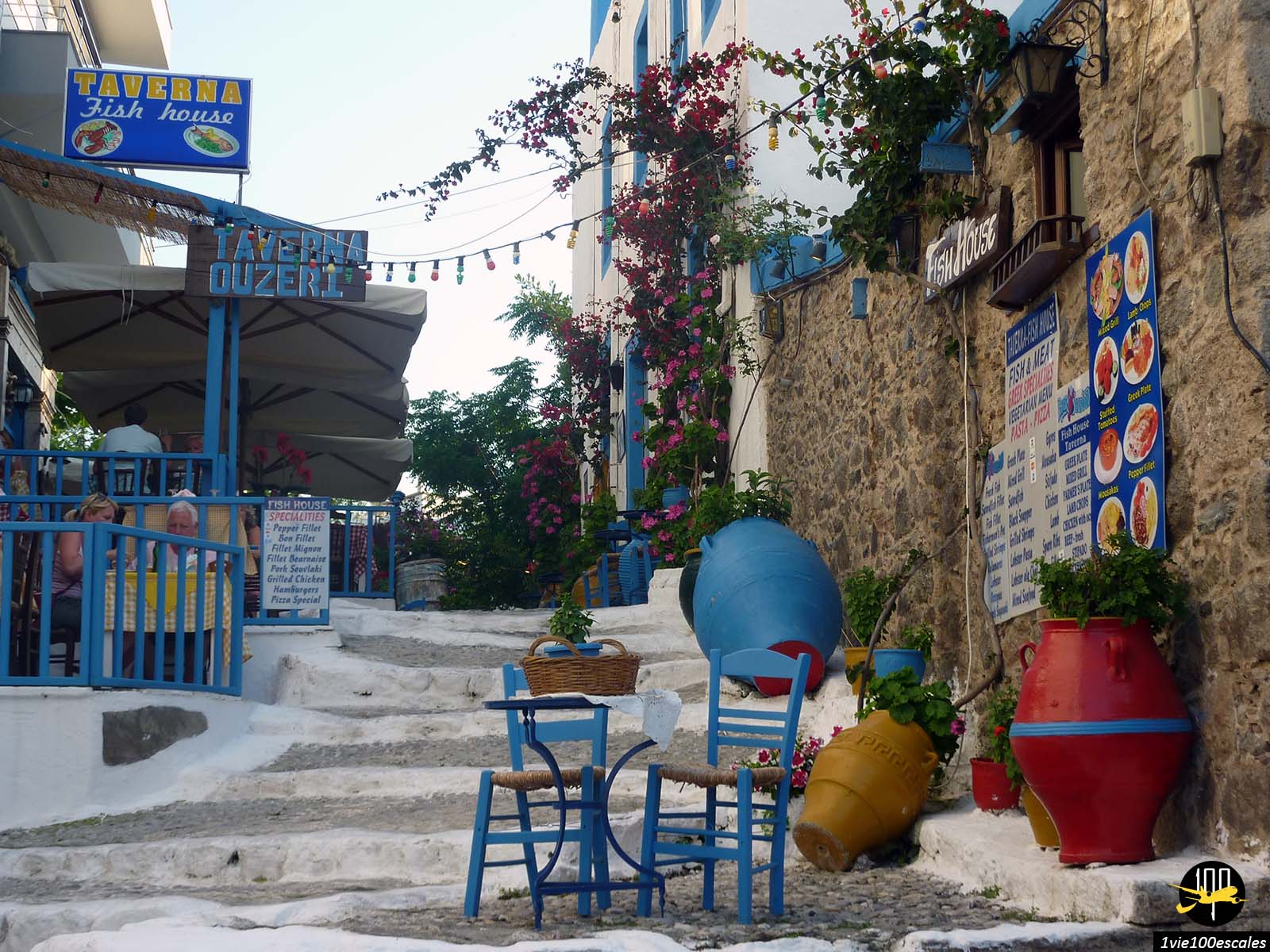 La ruelle typique et colorée du Fish House Taverna de Kos en Grèce
