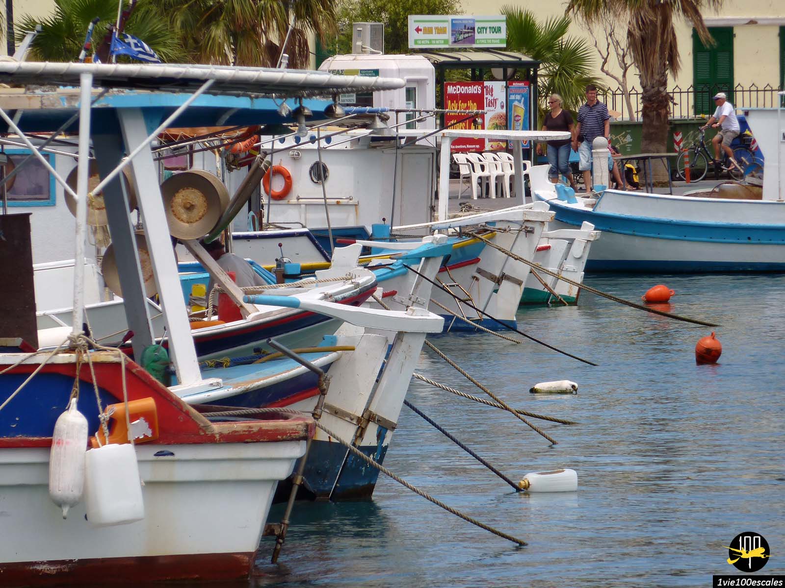 Bateaux de pêcheurs dans le port de Mandraki sur l'île de Kos en Grèce