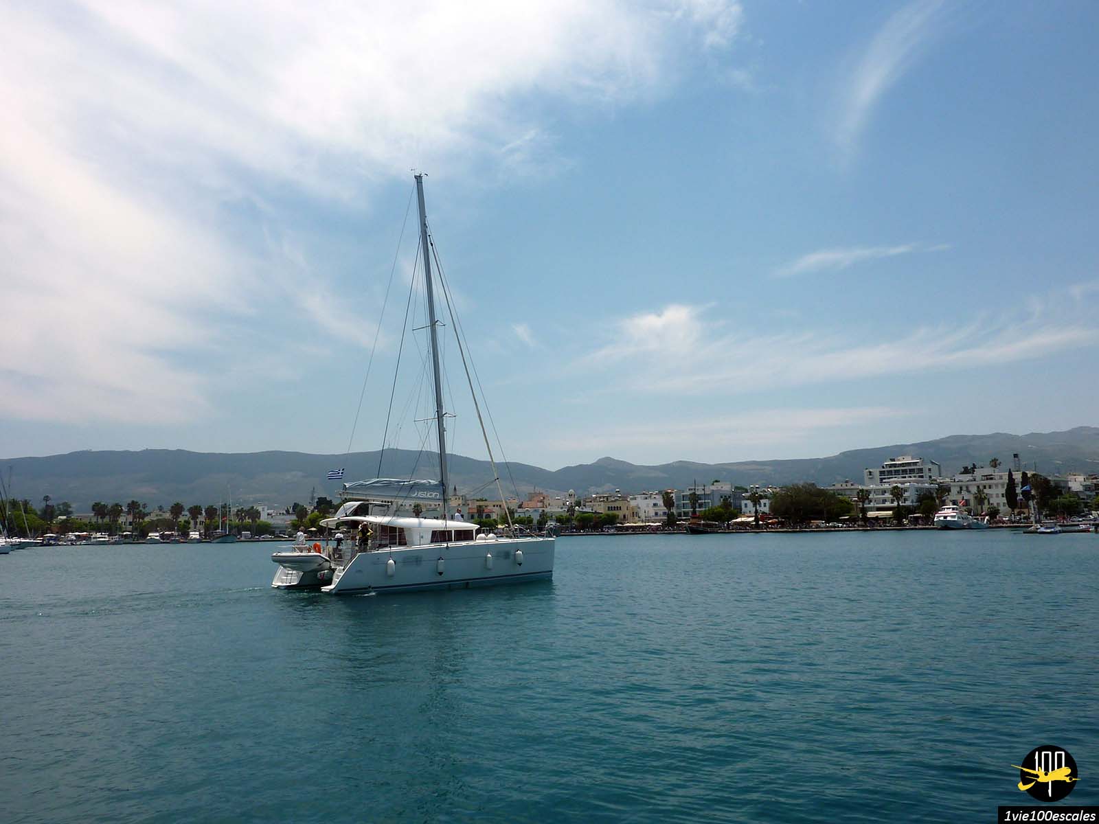 Un beau bateau arrivant dans la marina de Kos en Grèce
