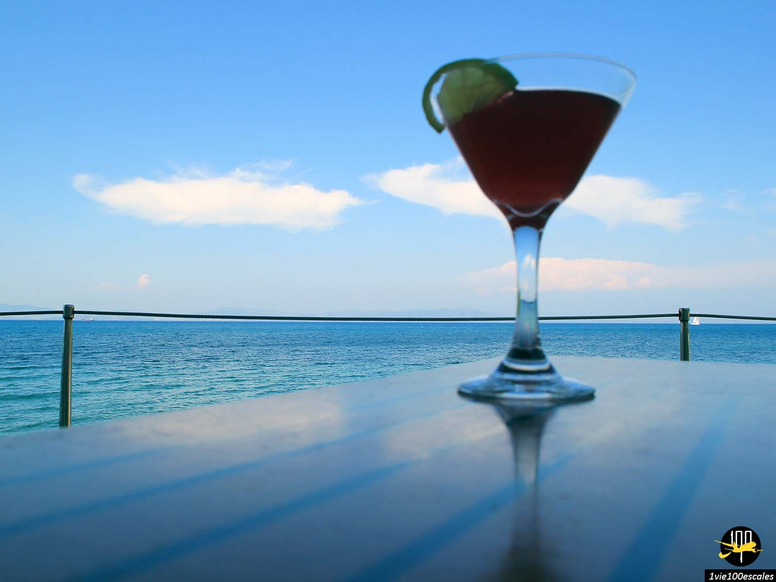 Cocktail sur la terrasse du bar-restaurant H2O de Kos en Grèce