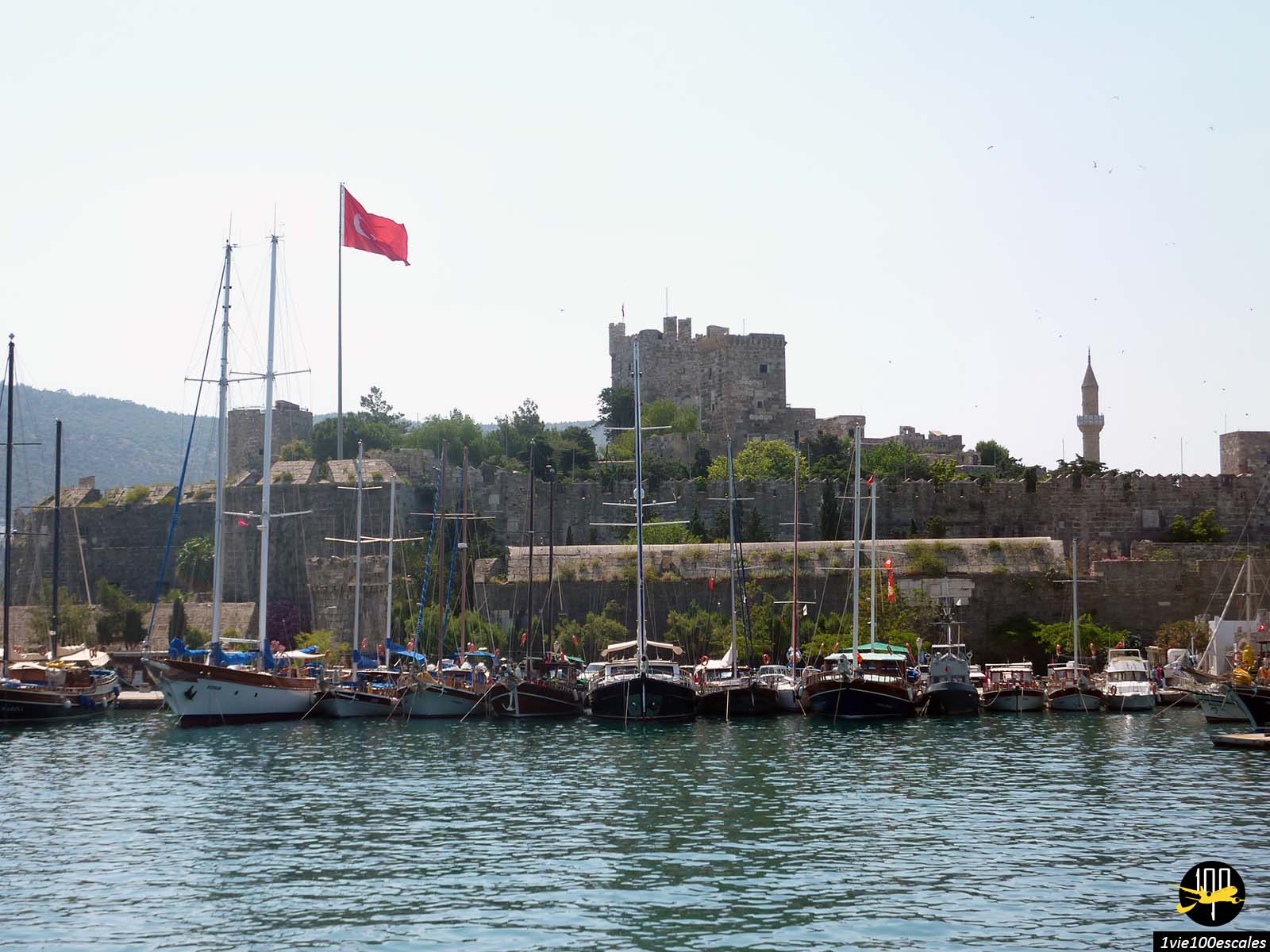 Le château de Bodrum situé juste derrière le port