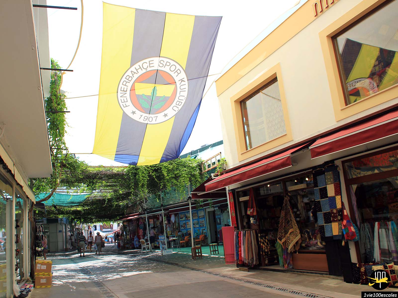 Le Drapeau du Fenerbahçe dans les ruelles de Bodrum qui sert à faire de l'ombre