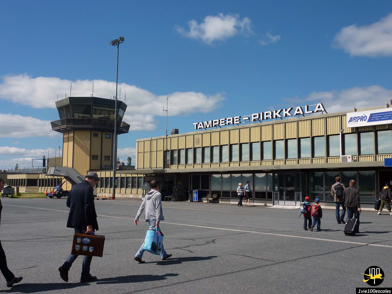Arrivée sur le tarmac de l'Aéroport de Tampere Pirkkala en Finlande
