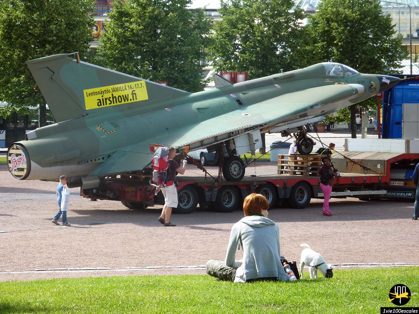 Un avion de chasse dans les rues de Tampere en Finlande