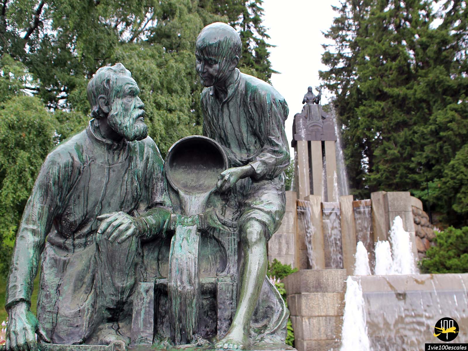 Les statues et la fontaine du Parc du Häme de Tampere en Finlande