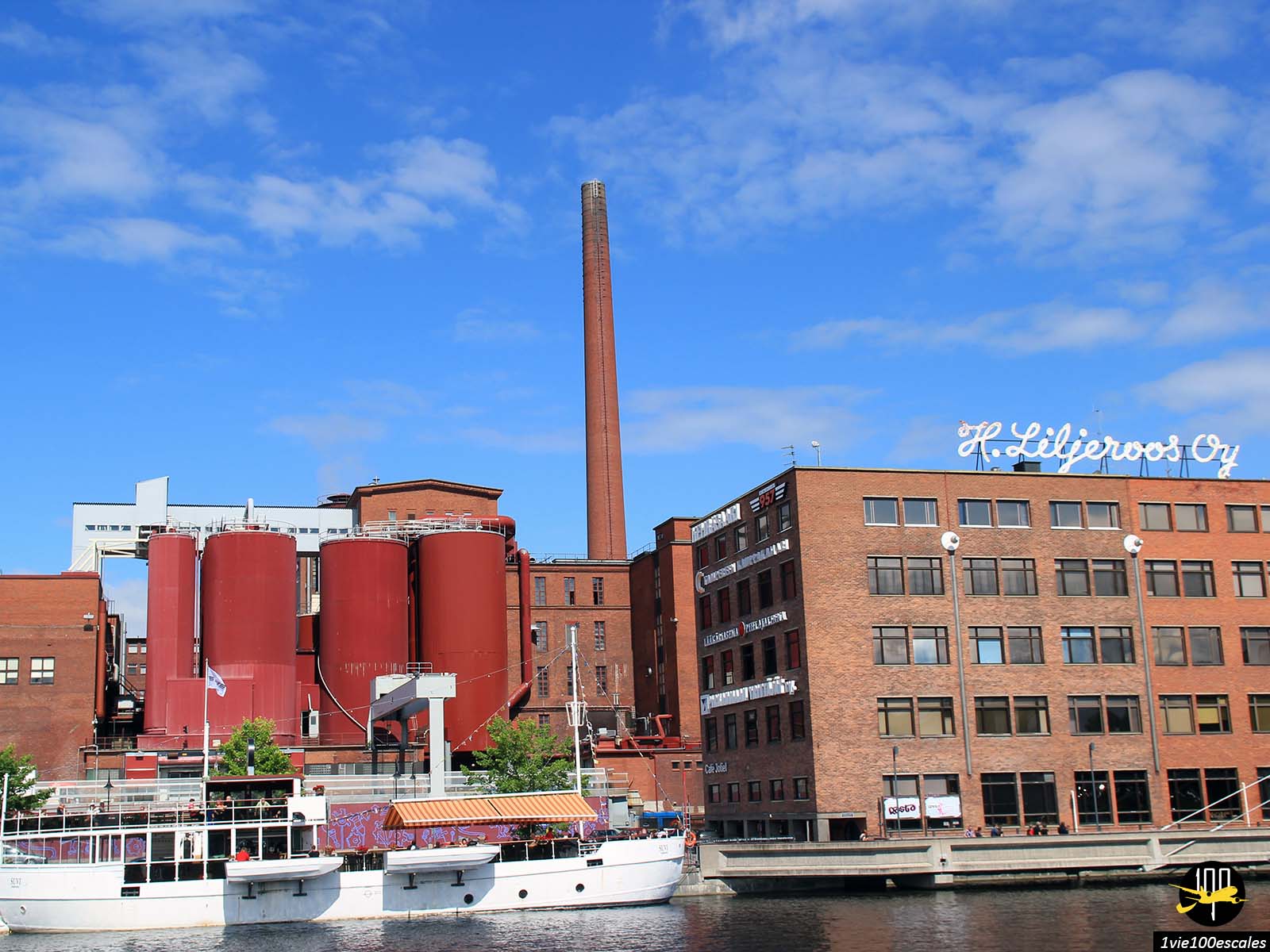La grande cheminée de l'usine de carton de Tampere en Finlande
