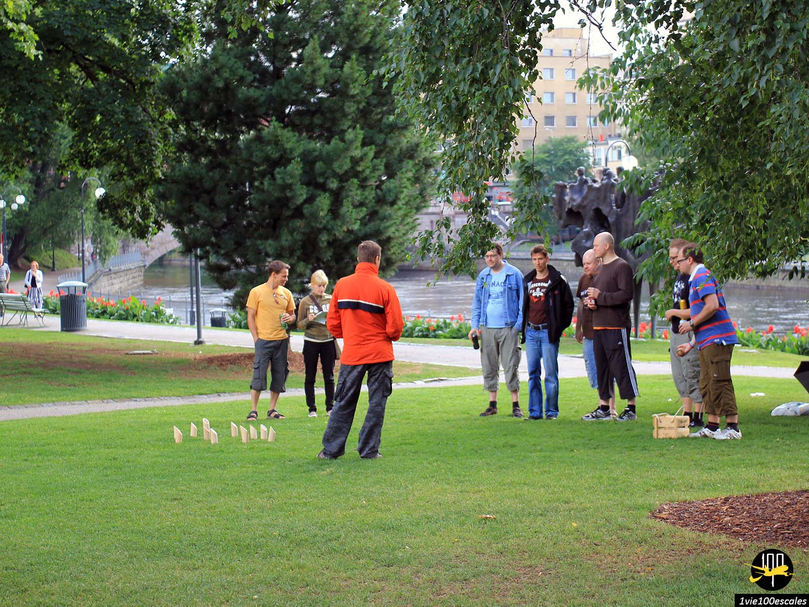 Le jeu Mölkky dans un parc du centre ville de Tampere en FInlande