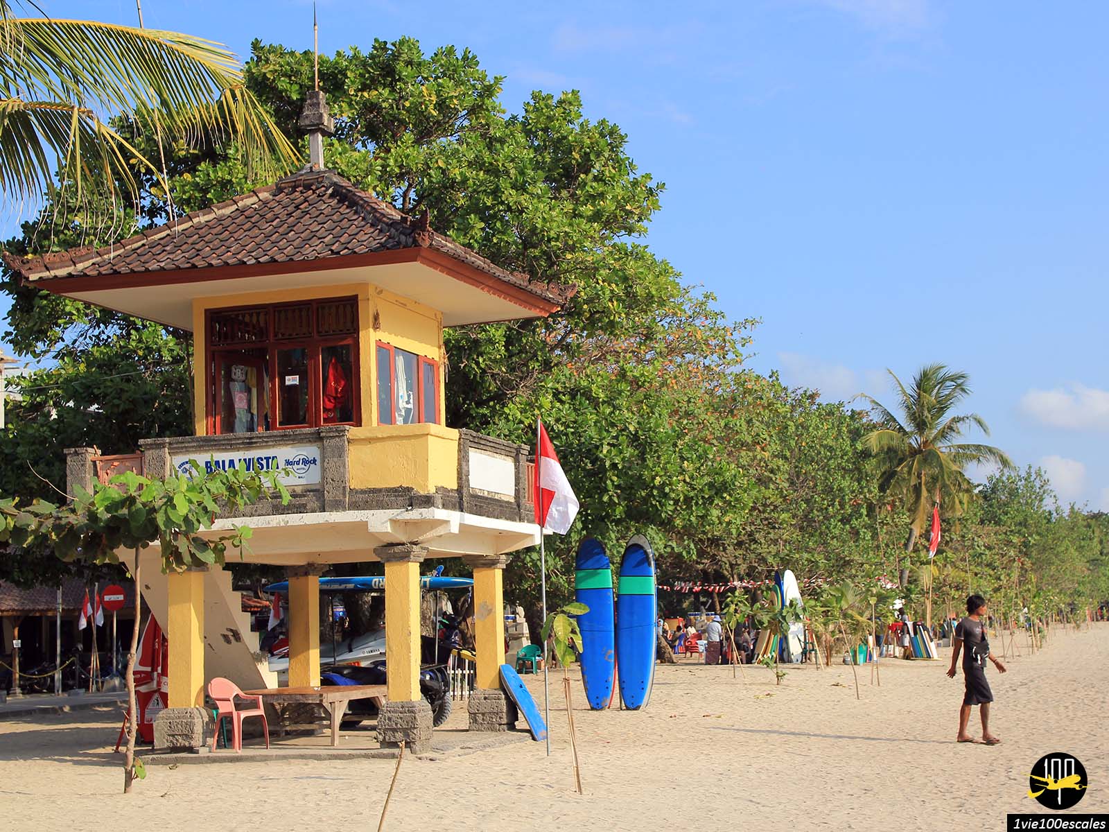 Kuta Beach est la plage la plus célèbre de l'île de Bali en Indonésie
