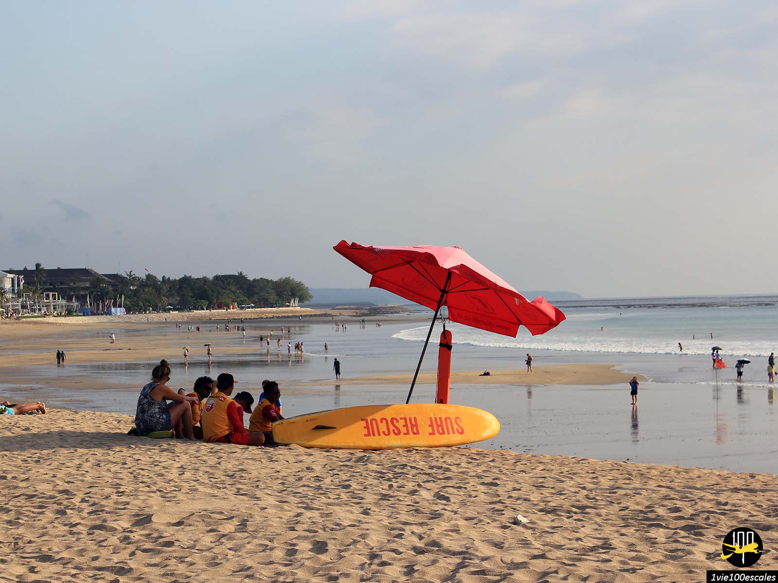 La plage de Kuta correspond à la bande de sable qui relie Kuta et les villages de Legian, Tuban et Seminyak sur la côte ouest de Bali