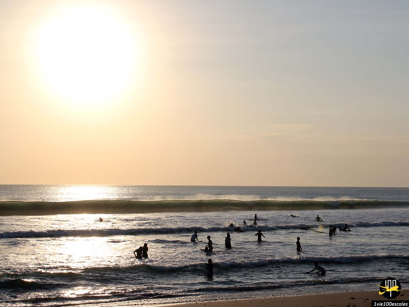 Le beau coucher de soleil de la plage de Kuta à Bali