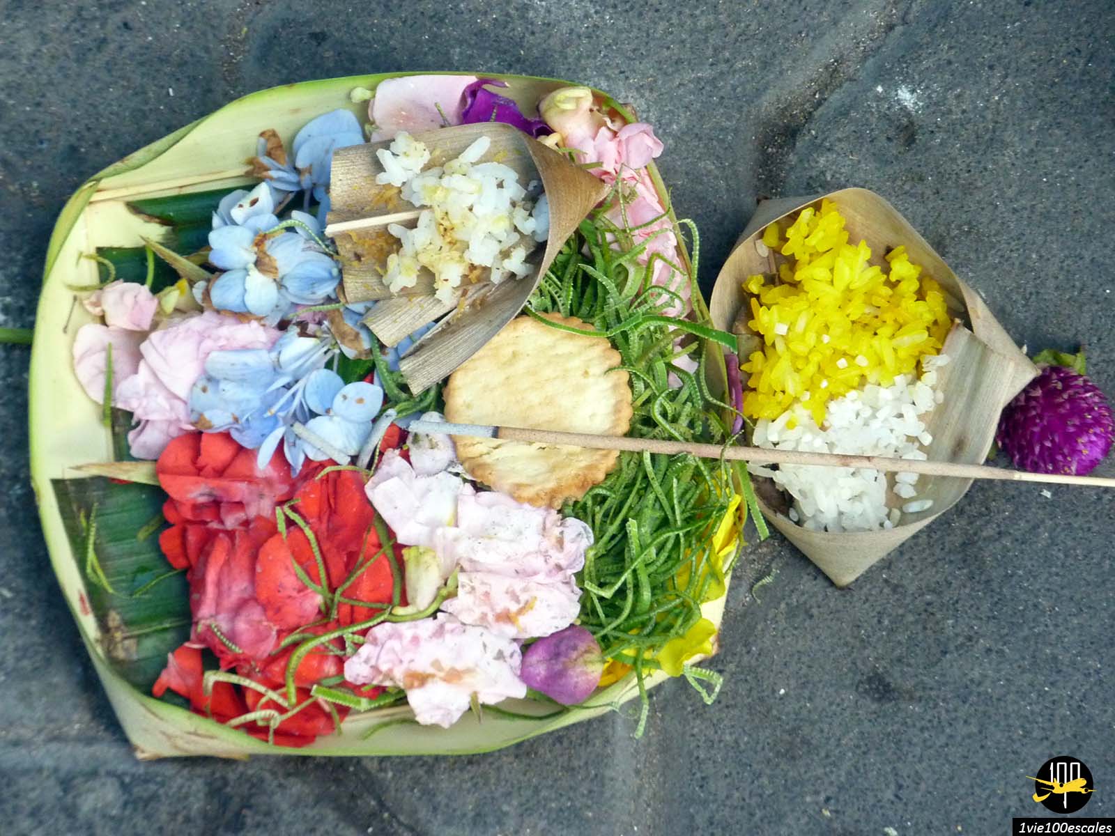 Vous verrez des offrandes partout à Bali : dans les temples évidemment, mais aussi à même les trottoirs dans les rues