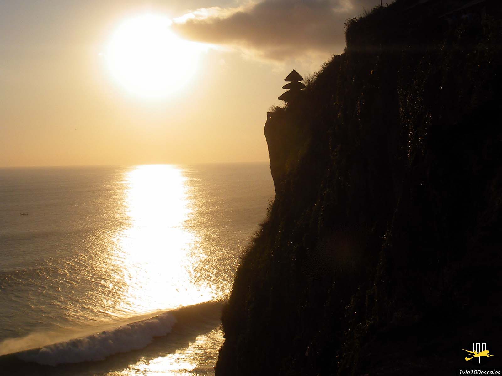 Coucher de soleil sur la falaise à côté du temple de Pura Luhur Ulu Watu à Bali