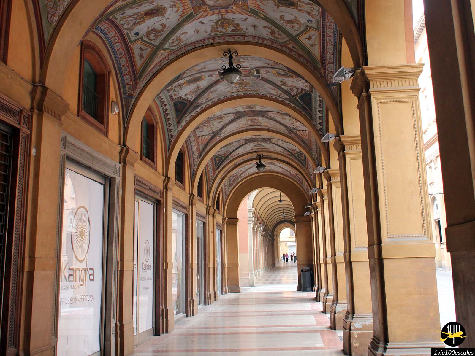 Un couloir avec des arches dans un immeuble.