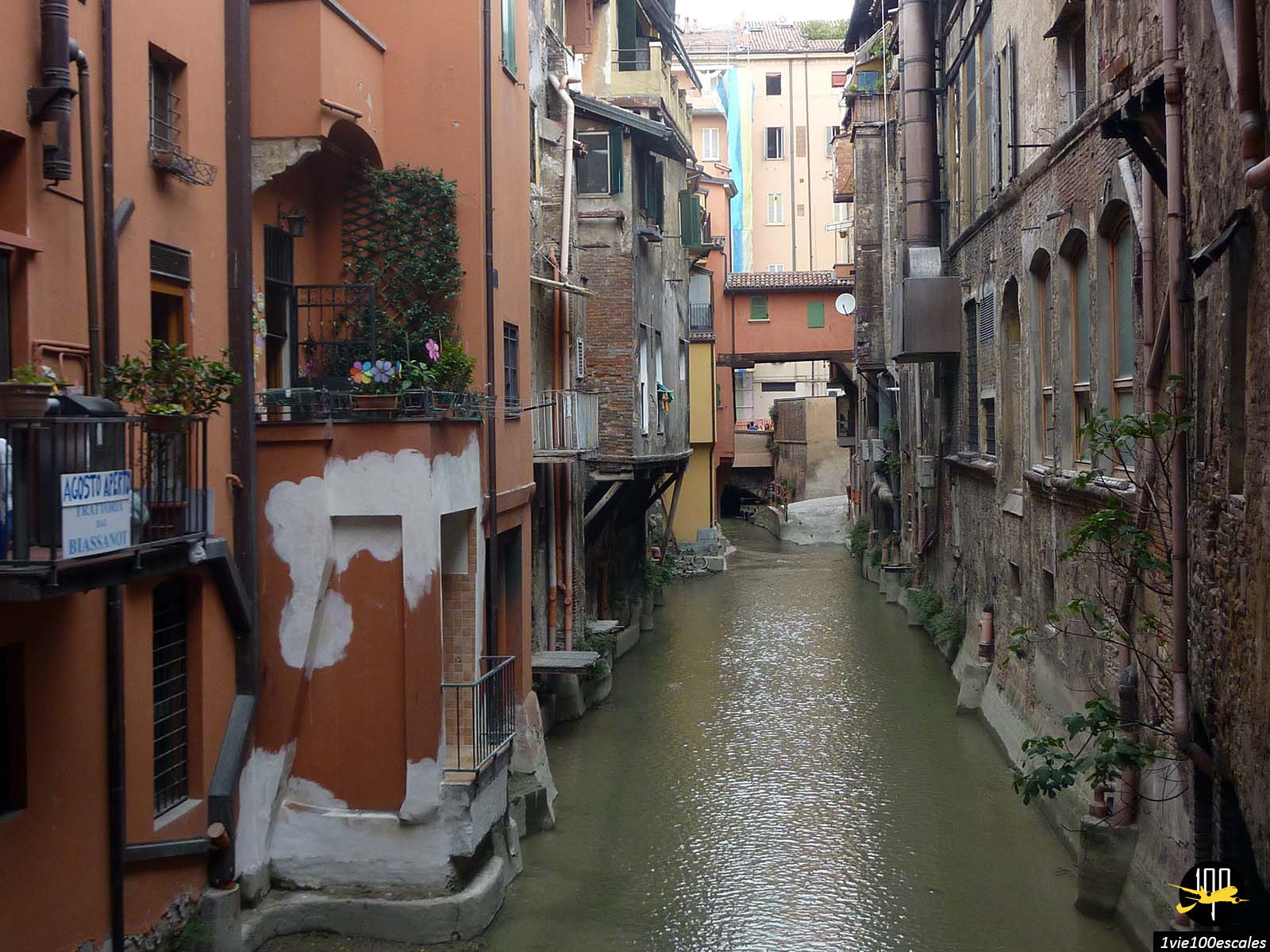 Un canal étroit dans une ville.