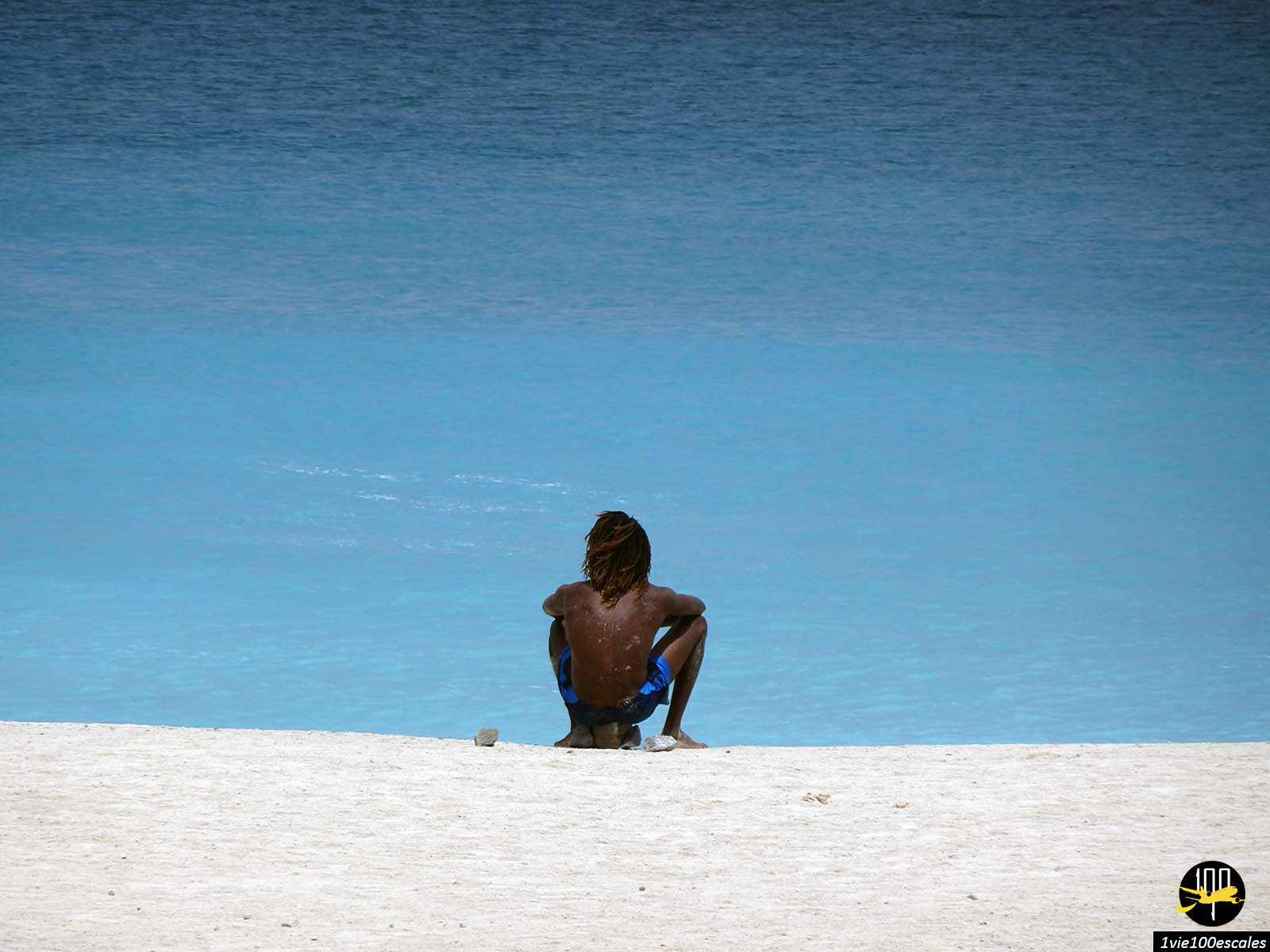 Un habitant admirant la belle plage de Mindelo sur l'île de Sao Vicente