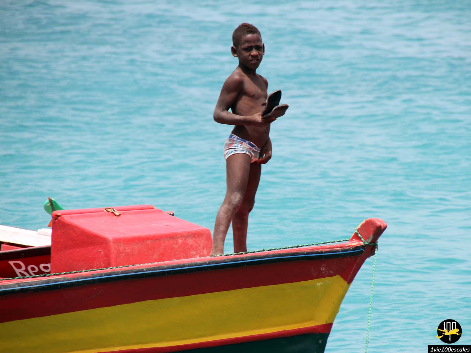 Un enfant sur un bateau en bois à Santa Maria sur l'île de Sal