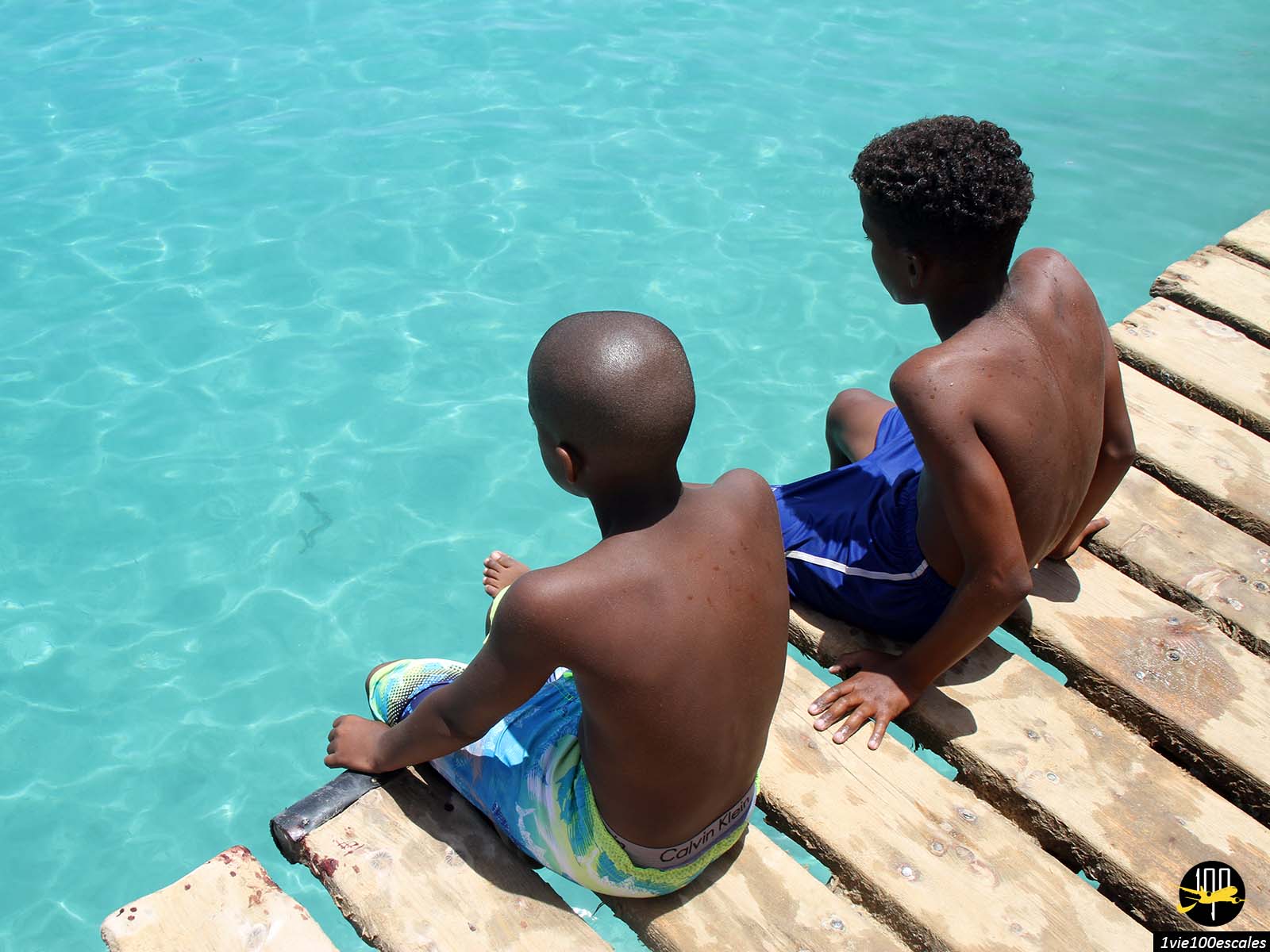 Des enfants jouant sur le ponton de Santa Maria sur l'île de Sal