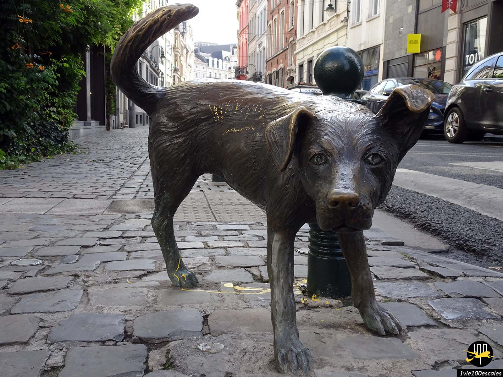 La statue du chien qui pisse dans les rues de Bruxelles