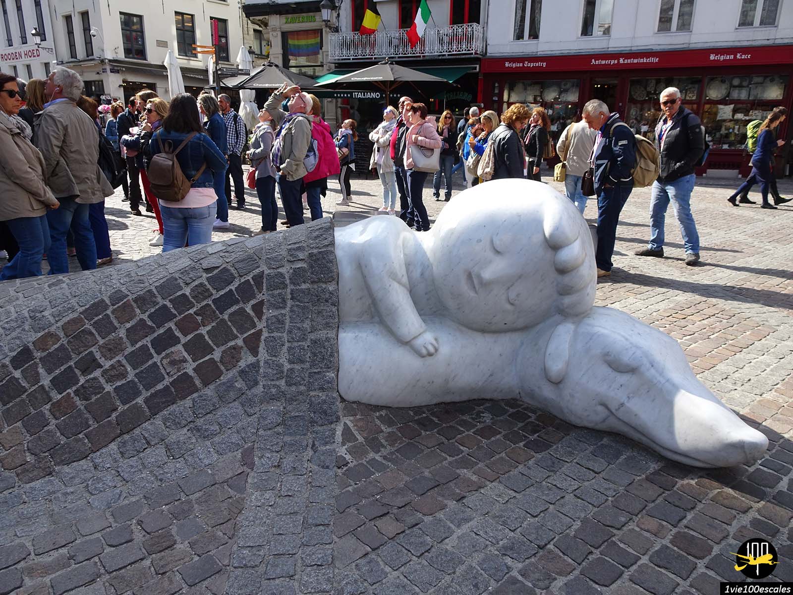 La célèbre statue de Nello et Patrasche près de la cathédrale d'Anvers