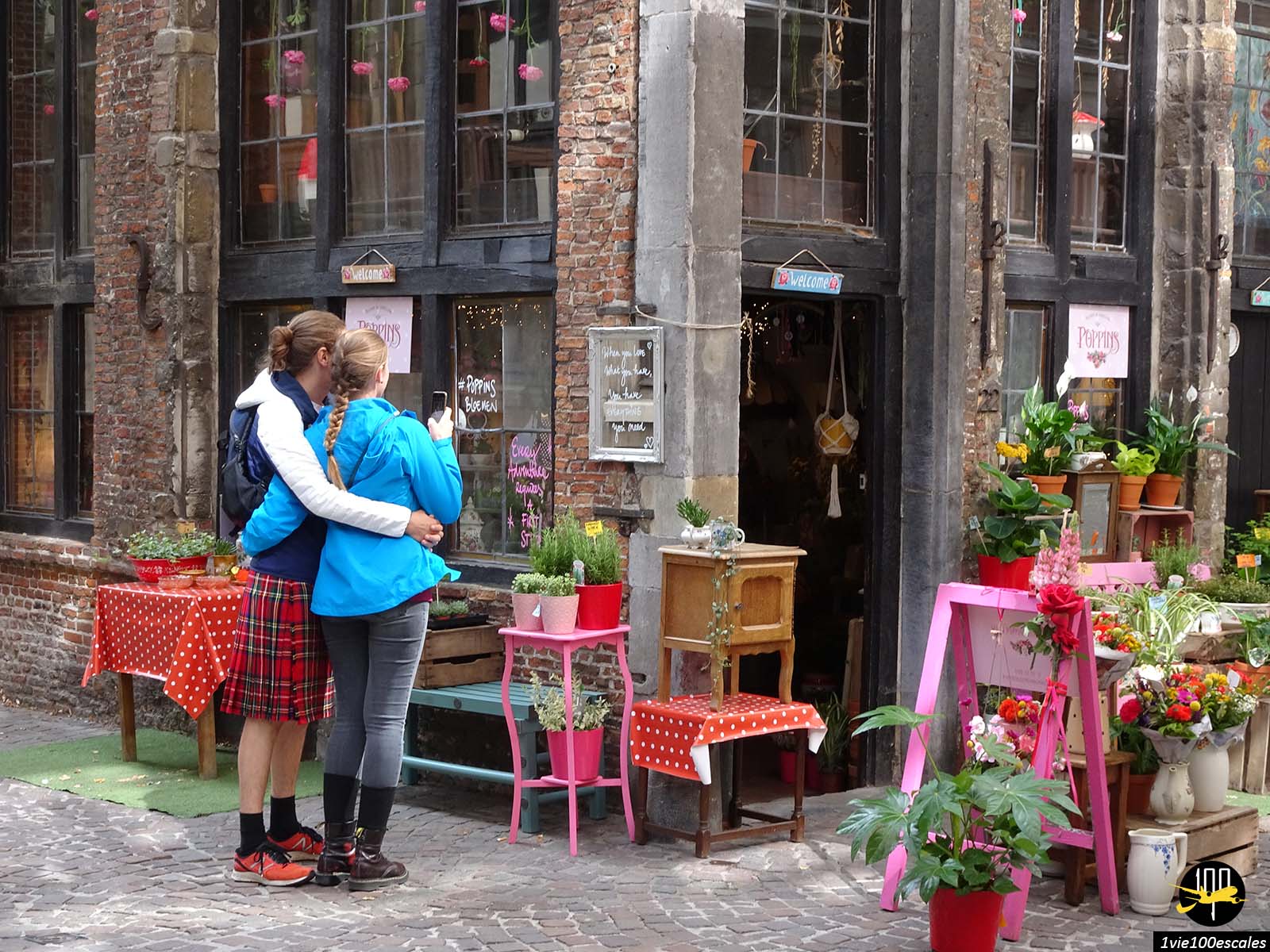 Un fleuriste se situant dans un ancien immeuble en brique d'Anvers