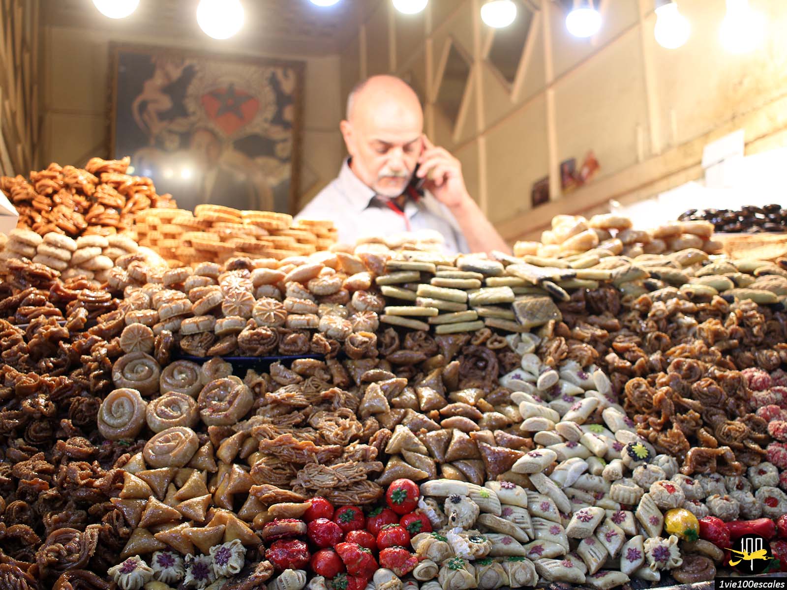 Vendeur de pâtisseries marocaines dans le souk de Marrakech