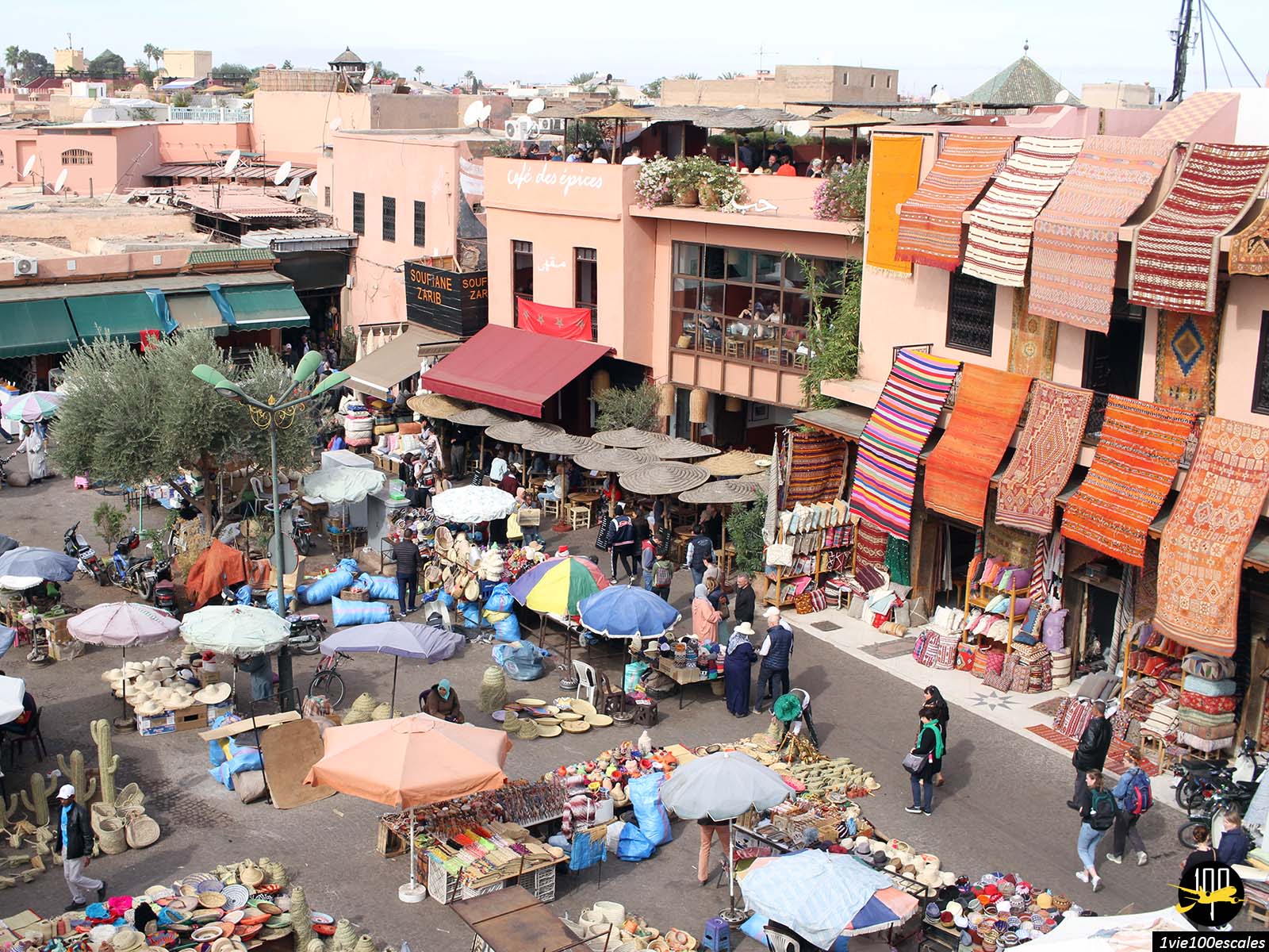 La magnifique place des épices de Marrakech avec ses vendeurs de tapis