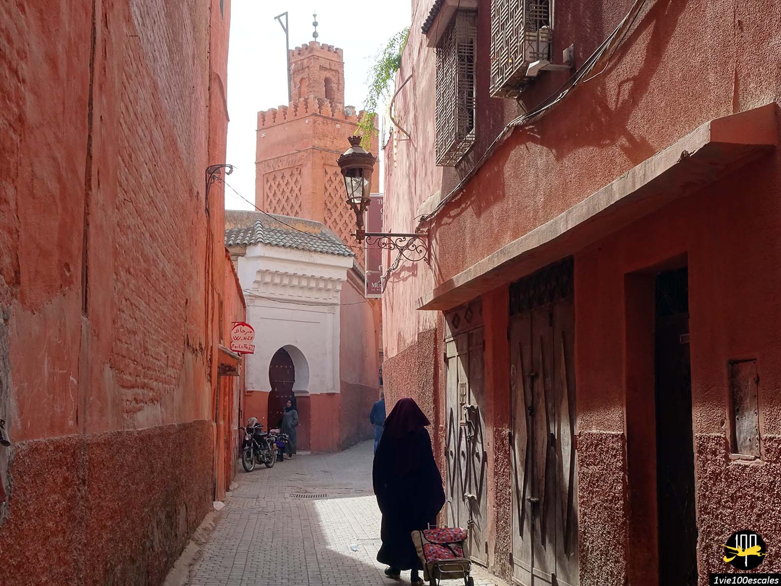 Typique ruelle avec une mosquée dans la médina de Marrakech