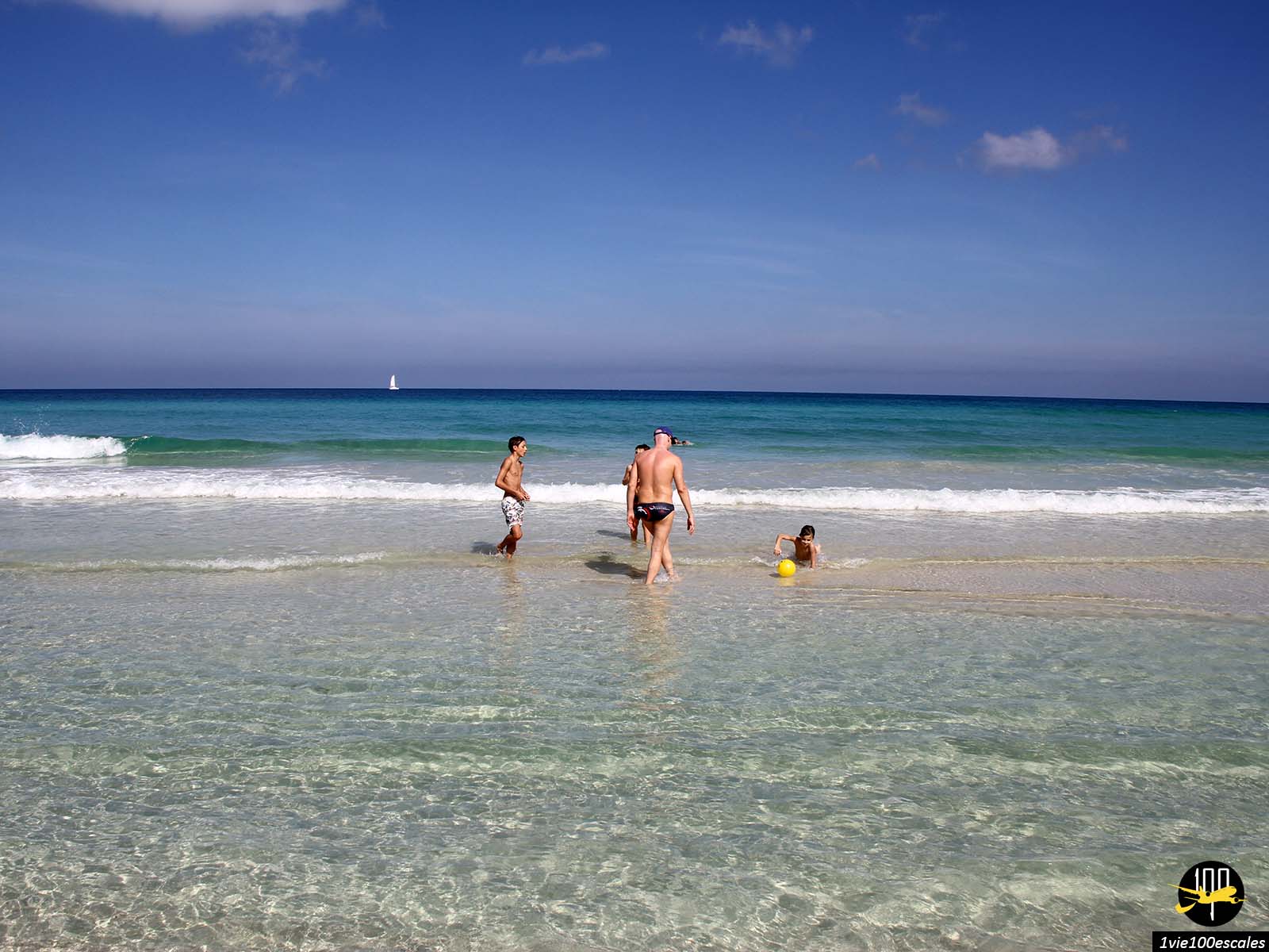 La magnifique couleur de la mer aux Playas del Este à Cuba