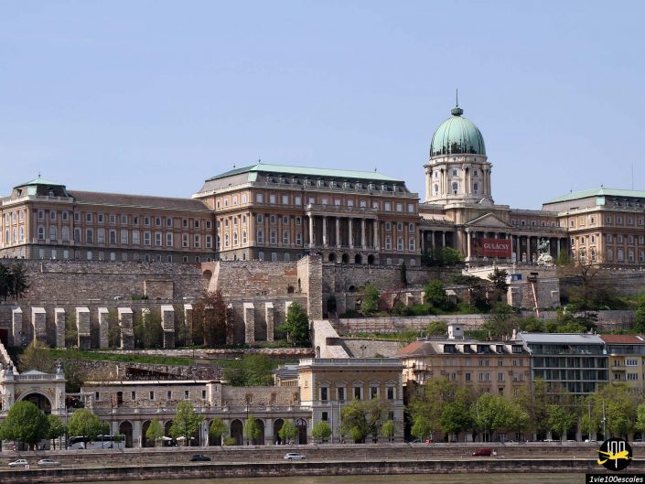 Une vue du château de Buda à Budapest en Hongrie, avec son vaste complexe et son imposant dôme vert, situé sur une colline surplombant le Danube.
